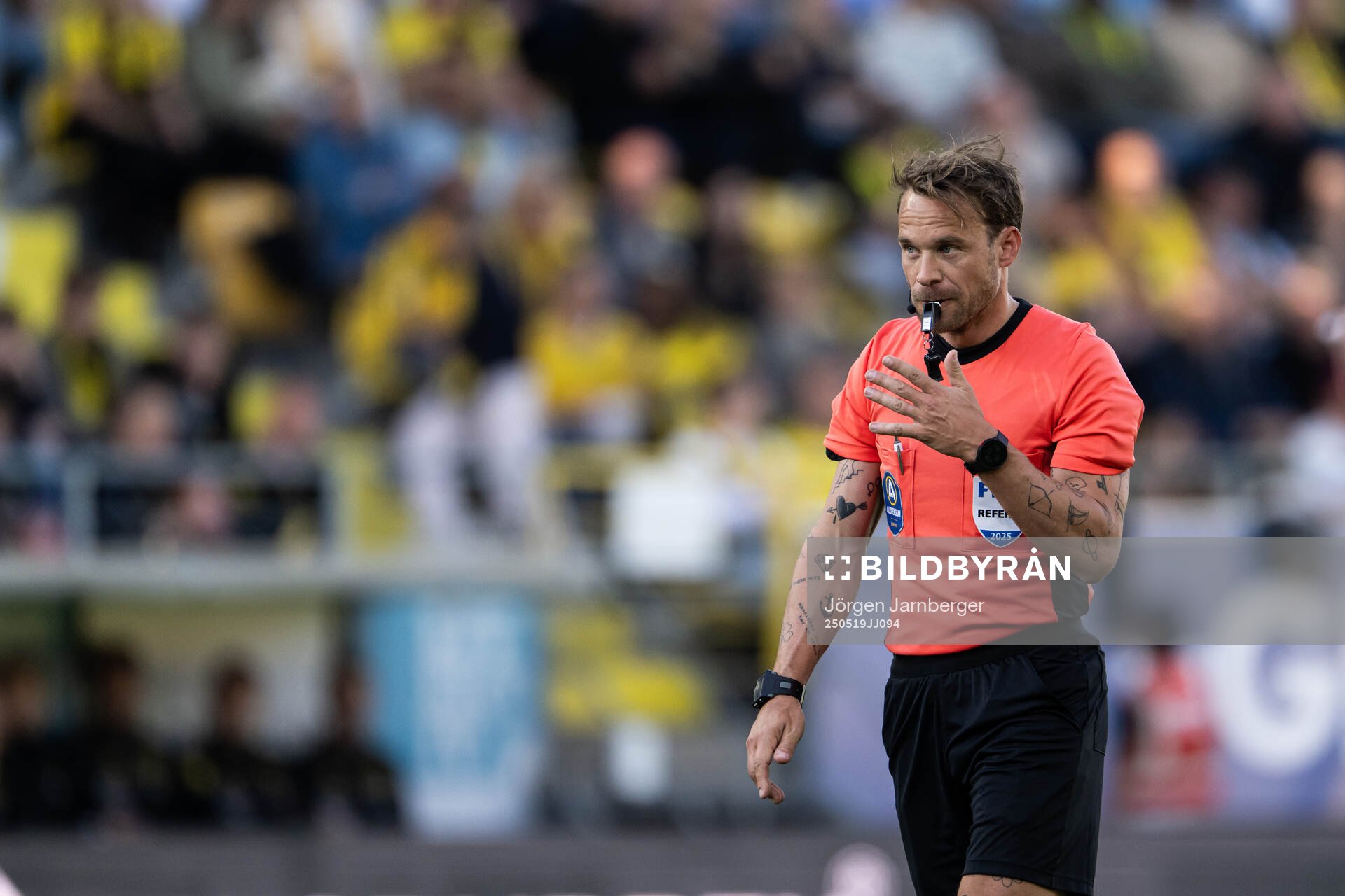 Domare Kristoffer Karlsson under fotbollsmatchen i Allsvenskan mellan Elfsborg och Djurgården den 19 maj 2025 i Borås. 