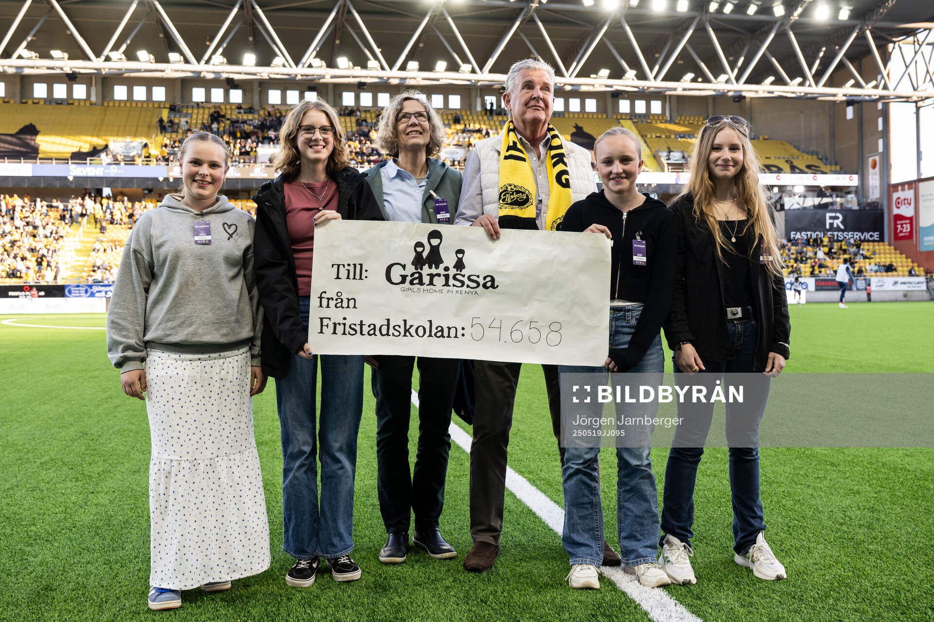 Fristadskolan överlämnar check till Garissa stiftelsen under fotbollsmatchen i Allsvenskan mellan Elfsborg och Djurgården den 19 maj 2025 i Borås.