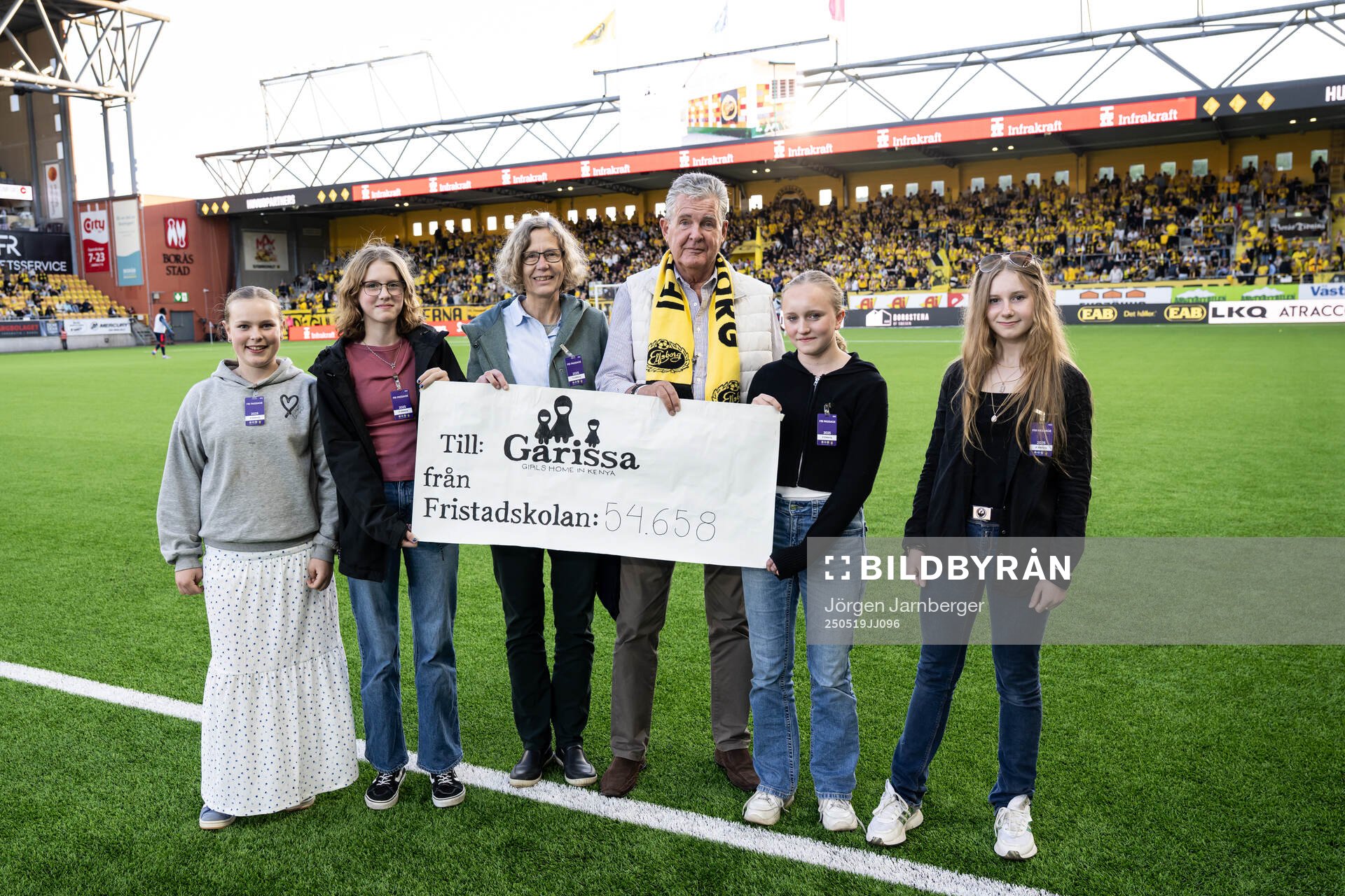 Fristadskolan överlämnar check till Garissa stiftelsen under fotbollsmatchen i Allsvenskan mellan Elfsborg och Djurgården den 19 maj 2025 i Borås.