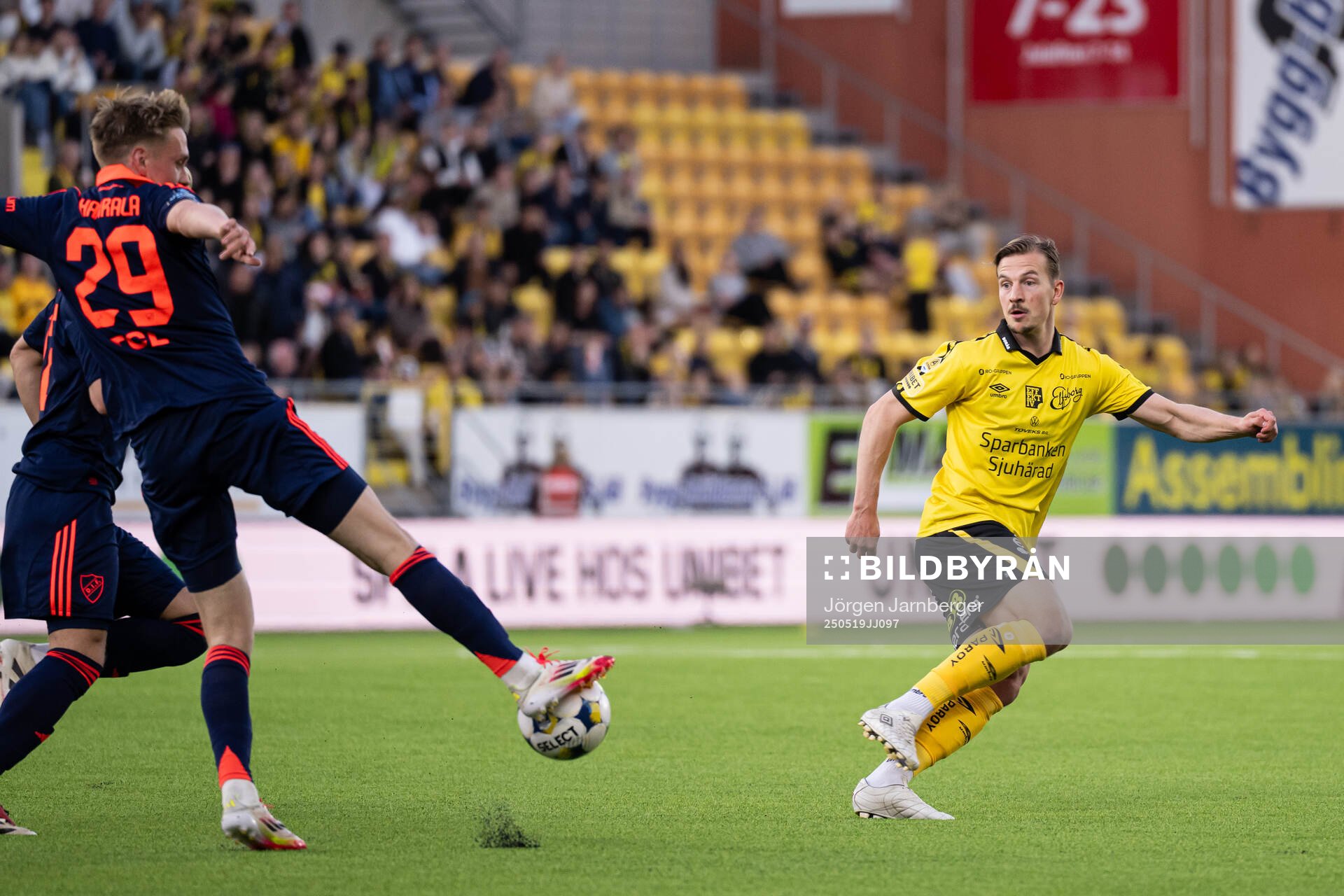 Elfsborgs Simon Olsson under fotbollsmatchen i Allsvenskan mellan Elfsborg och Djurgården den 19 maj 2025 i Borås. 