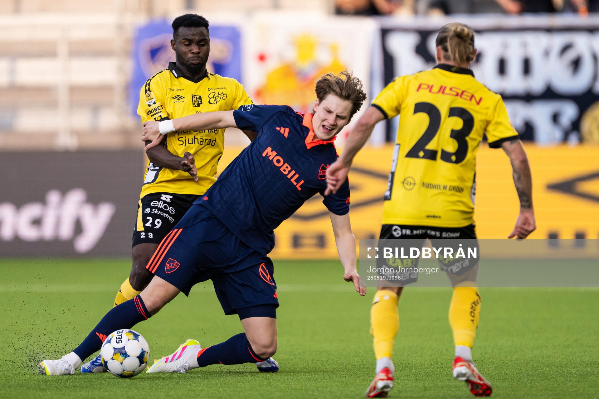 Elfsborgs Ibrahim Buhari och Djurgårdens August Priske Flyger under fotbollsmatchen i Allsvenskan mellan Elfsborg och Djurgården den 19 maj 2025 i Borås.