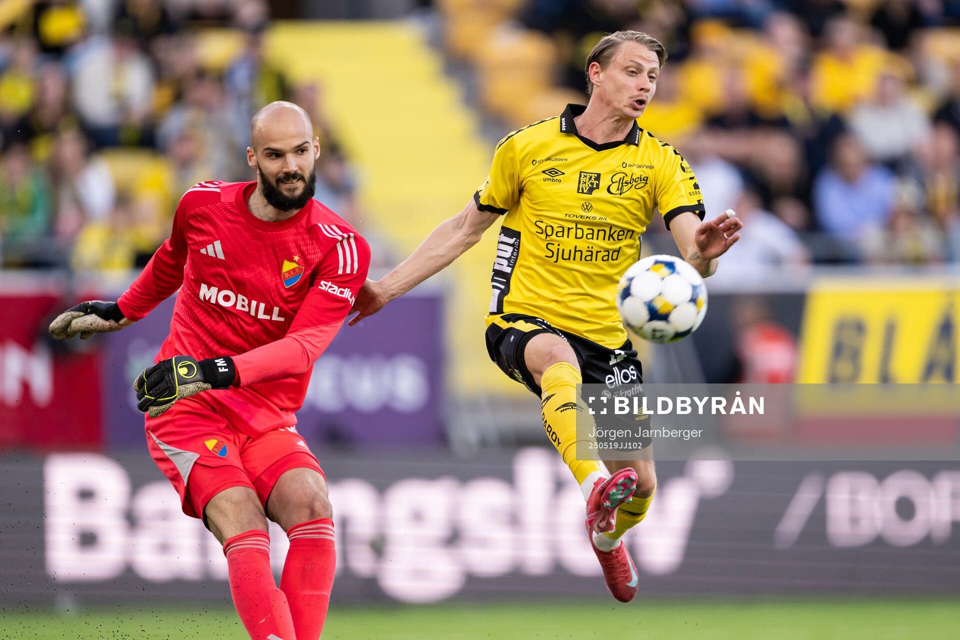 Djurgårdens målvakt Filip Manojlovic och Elfsborgs Simon Hedlund under fotbollsmatchen i Allsvenskan mellan Elfsborg och Djurgården den 19 maj 2025 i Borås.