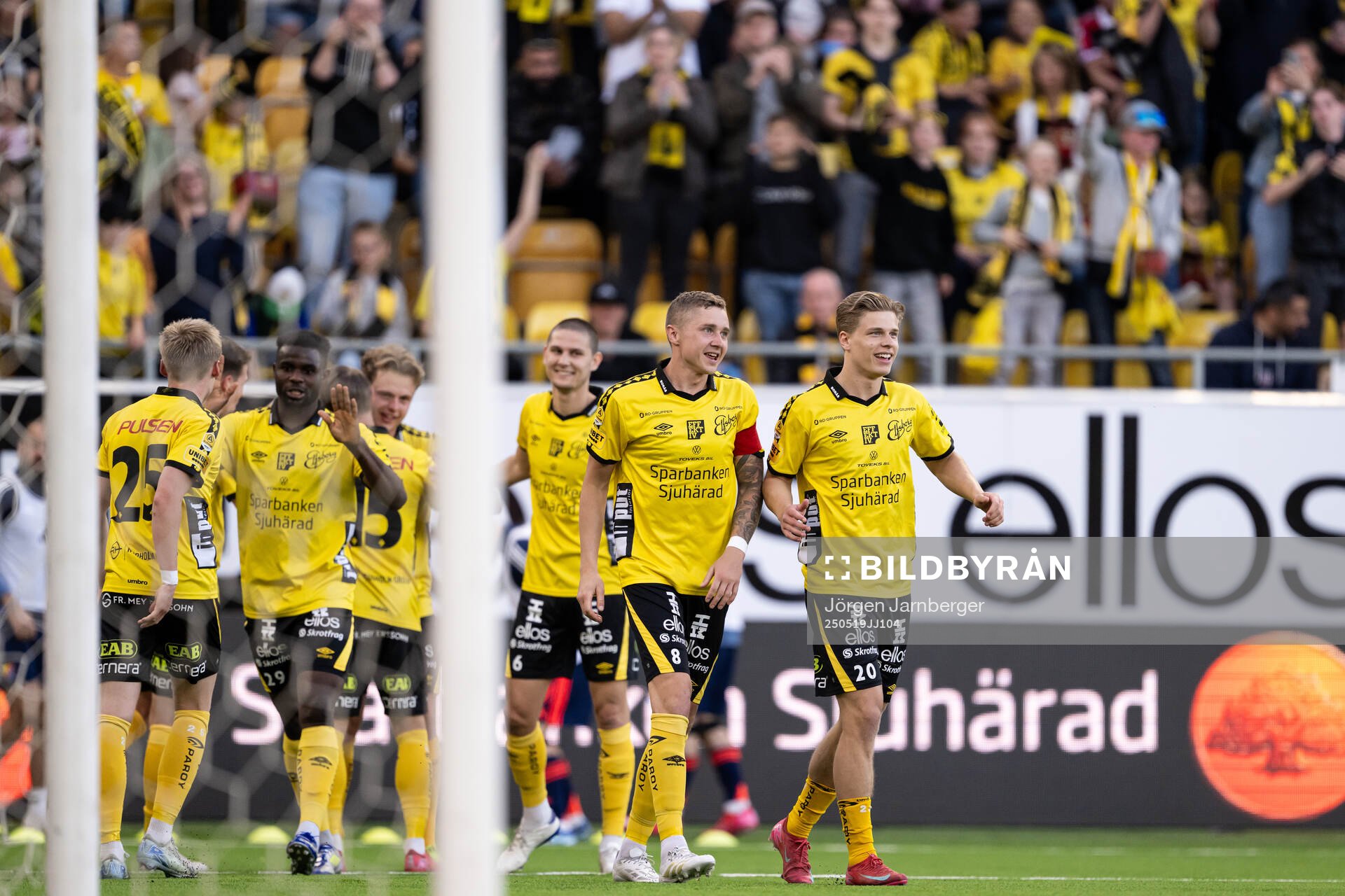 Elfsborgs Sebastian Holmen och Gottfrid Rapp jublar efter 4-0 under fotbollsmatchen i Allsvenskan mellan Elfsborg och Djurgården den 19 maj 2025 i Borås. 