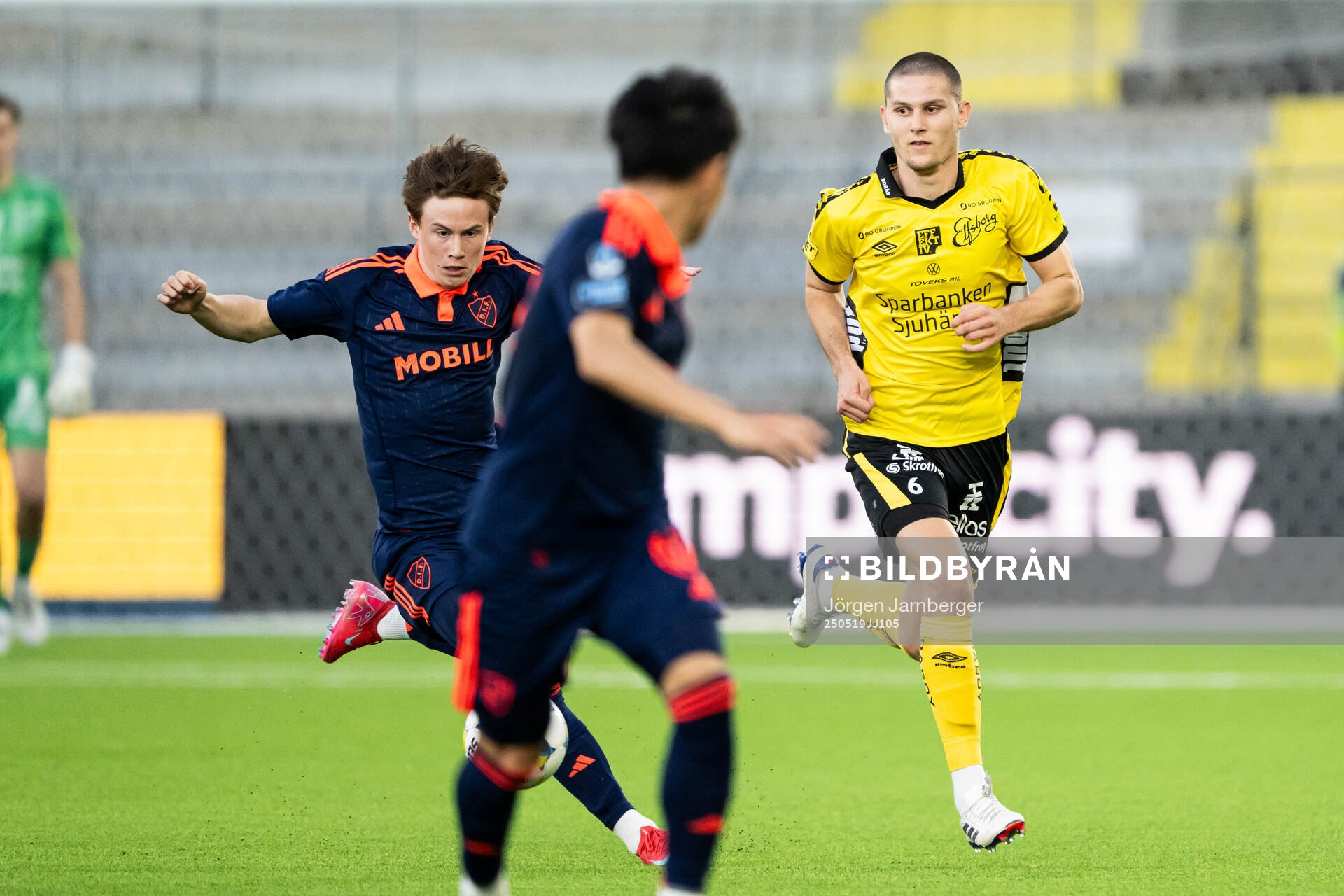 Djurgårdens Alexander Andersson och Elfsborgs Rasmus Wikström under fotbollsmatchen i Allsvenskan mellan Elfsborg och Djurgården den 19 maj 2025 i Borås.