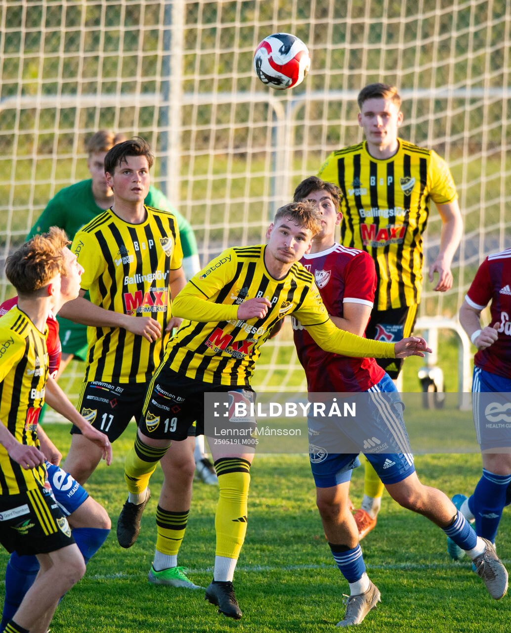 IFK Hässleholms David Berg och AmirRamanovski i matchen i