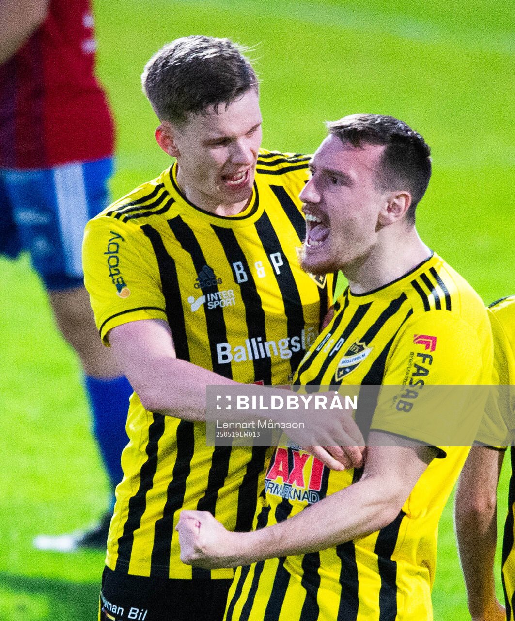 IFK Hässleholms Erjon Rama grattas av Axel Henriksson