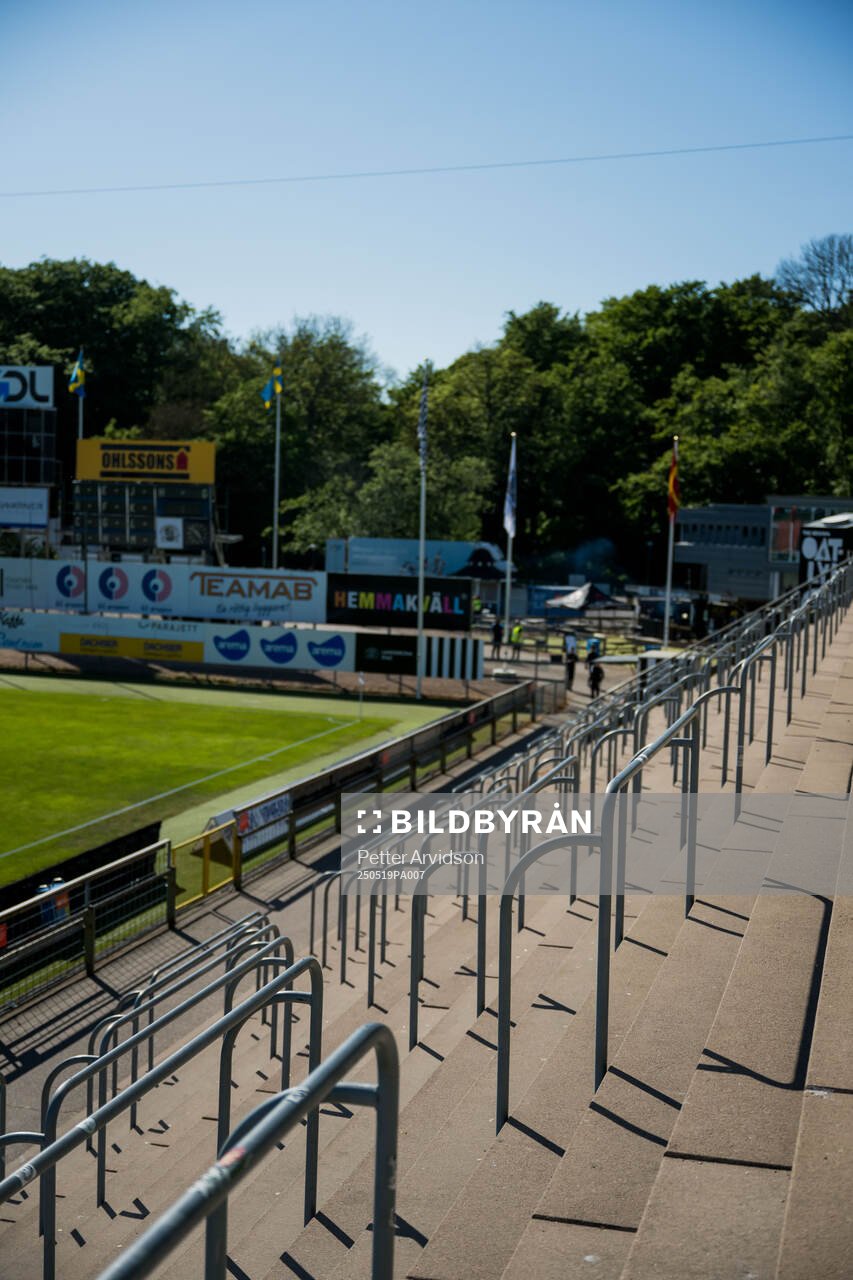Ståplatsläktaren Engelska läktaren på Landskrona IP inför fotbollsmatchen i Superettan mellan Landskrona och Helsingborg den 19 maj 2025 i Landskrona.