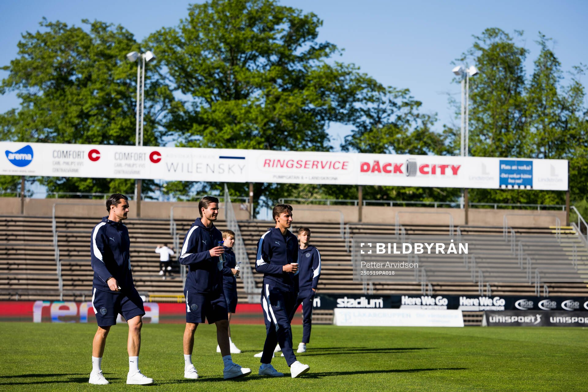 Helsingborgs Jon Birkfeldt och Wilhelm Loeper inför fotbollsmatchen i Superettan mellan Landskrona och Helsingborg den 19 maj 2025 i Landskrona.