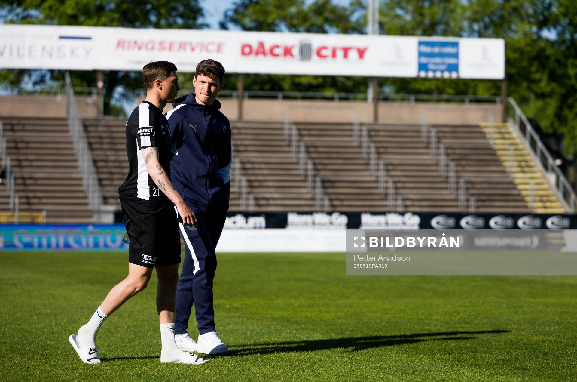 Landskronas Kevin Jensen och Helsingborgs Max Svensson inför fotbollsmatchen i Superettan mellan Landskrona och Helsingborg den 19 maj 2025 i Landskrona.