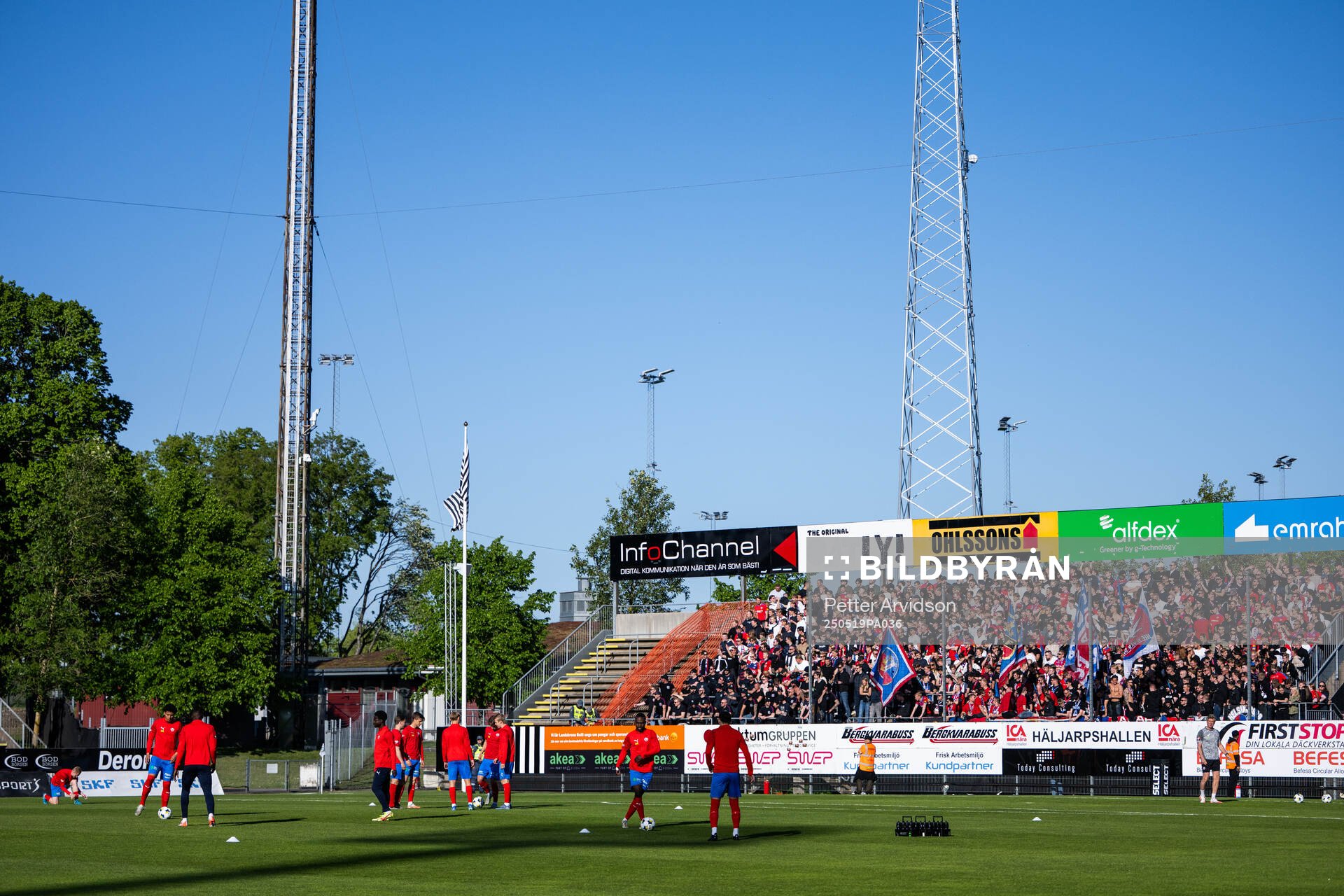 Helsingborgs spelare under uppvärmningen inför fotbollsmatchen i Superettan mellan Landskrona och Helsingborg den 19 maj 2025 i Landskrona.