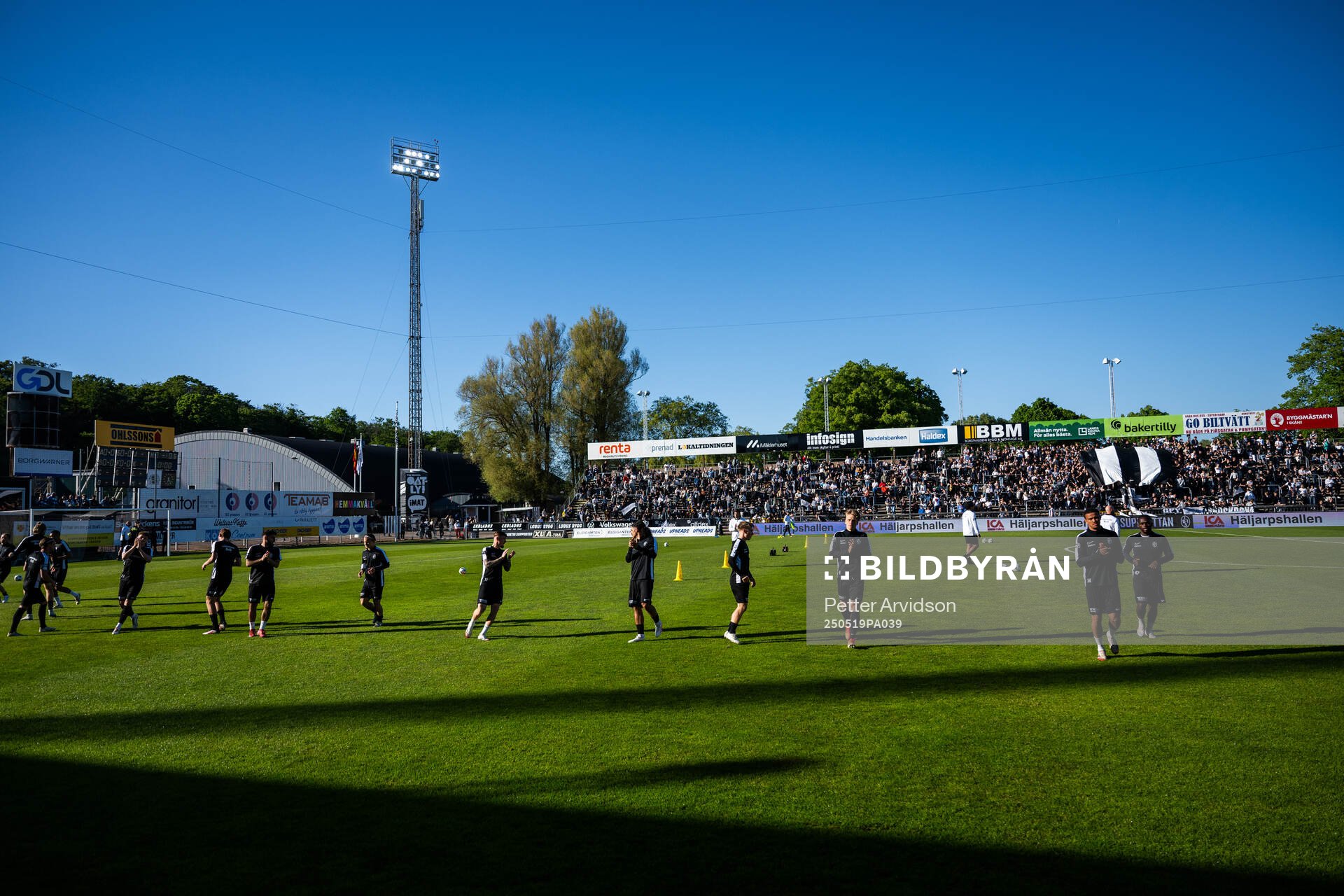 Landskronas spelare under uppvärmningen inför fotbollsmatchen i Superettan mellan Landskrona och Helsingborg den 19 maj 2025 i Landskrona.