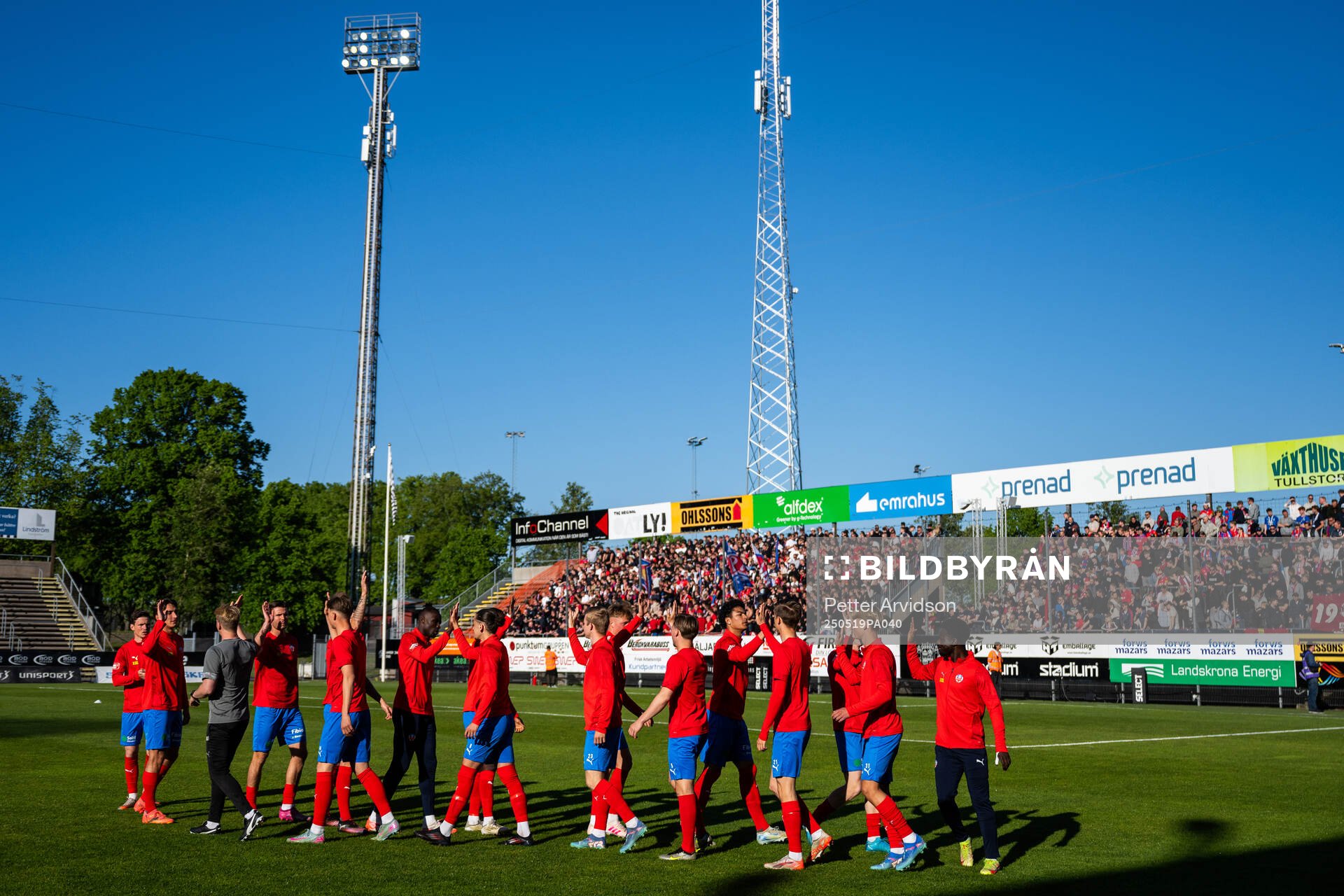 Helsingborgs spelare inför fotbollsmatchen i Superettan mellan Landskrona och Helsingborg den 19 maj 2025 i Landskrona. 