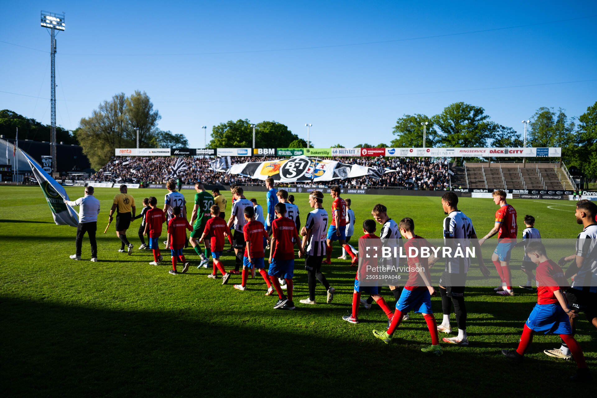 Helsingborgs och Landskronas spelare gör entré inför fotbollsmatchen i Superettan mellan Landskrona och Helsingborg den 19 maj 2025 i Landskrona.