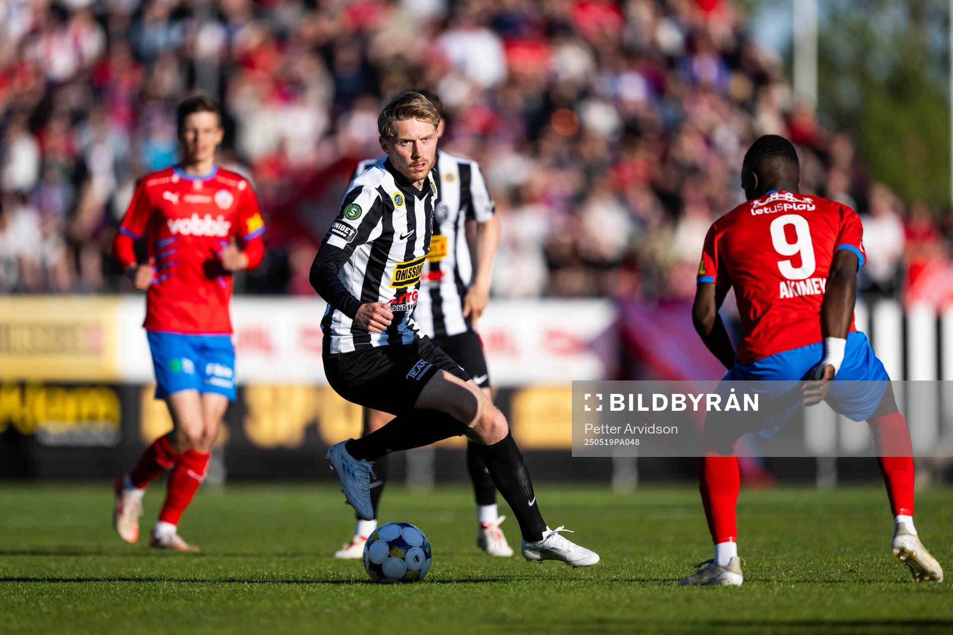 Landskronas Adam Egnell och Helsingborgs Adam Akimey under fotbollsmatchen i Superettan mellan Landskrona och Helsingborg den 19 maj 2025 i Landskrona.