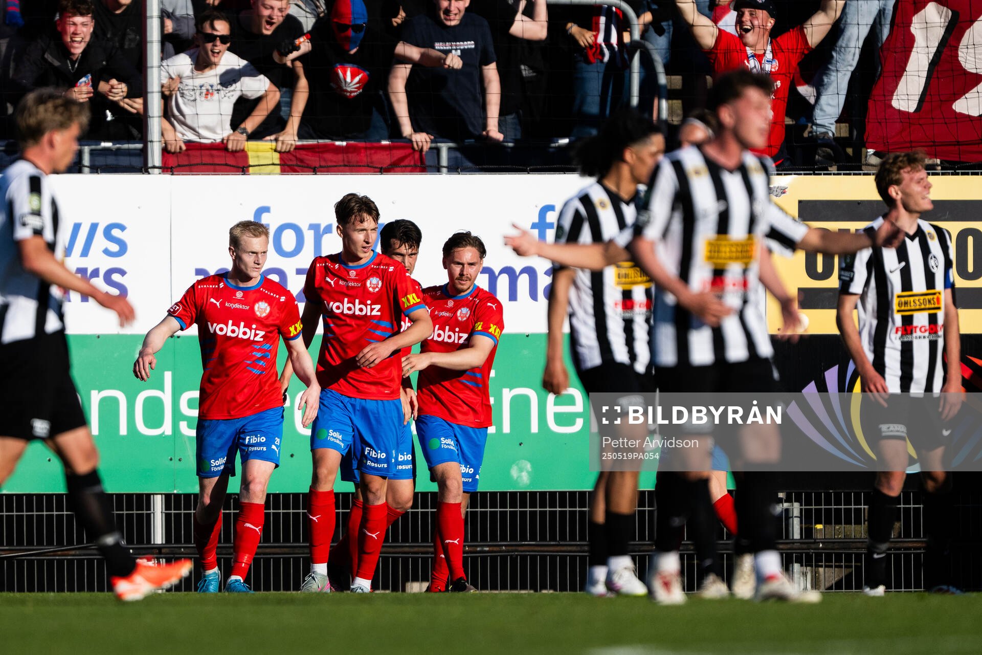 Helsingborgs Oscar Aga jublar med lagkamrater efter att han gjort 0-1 under fotbollsmatchen i Superettan mellan Landskrona och Helsingborg den 19 maj 2025 i Landskrona.