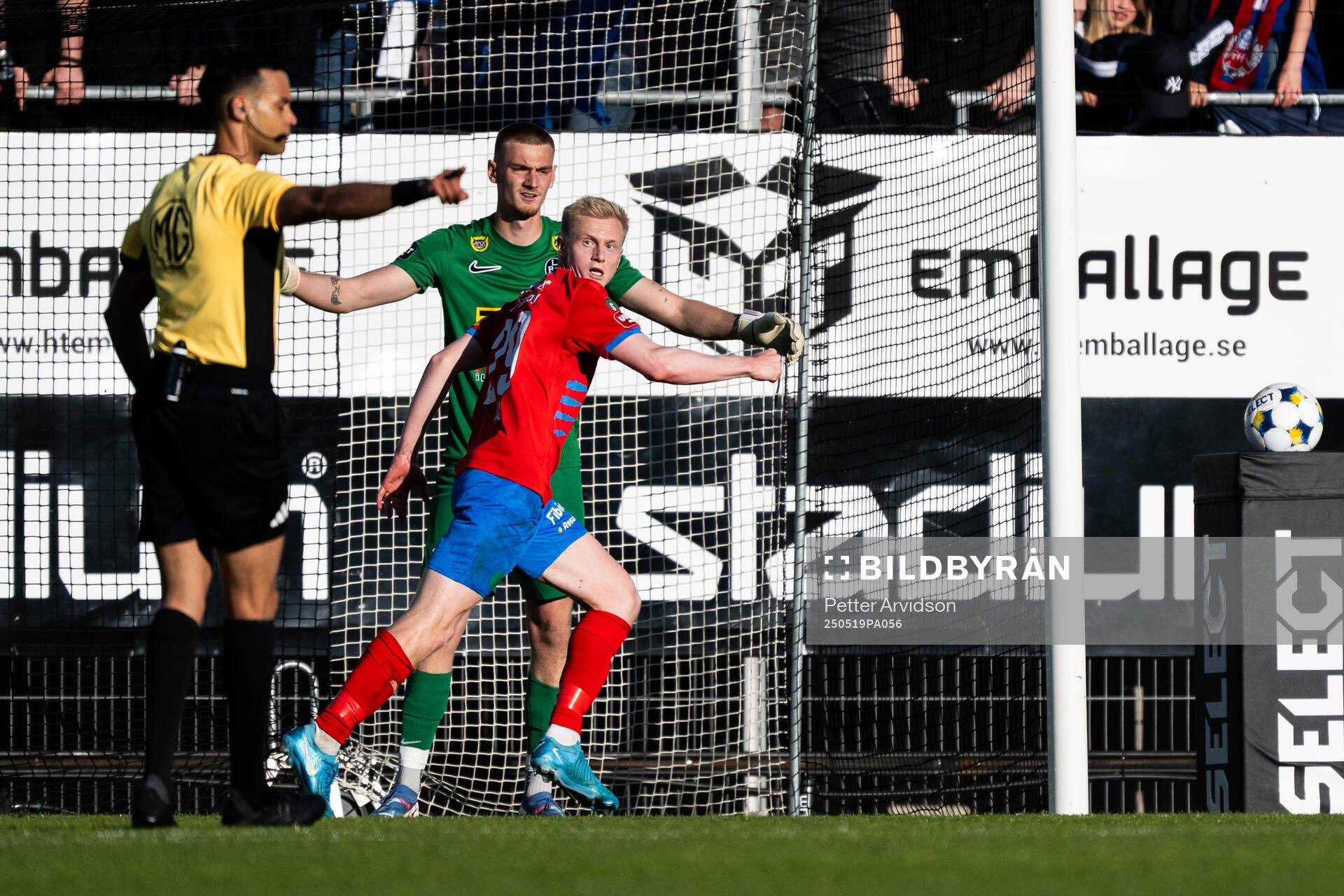 Landskronas Marcus Pettersson och Helsingborgs Oscar Aga vid 0-1 under fotbollsmatchen i Superettan mellan Landskrona och Helsingborg den 19 maj 2025 i Landskrona.