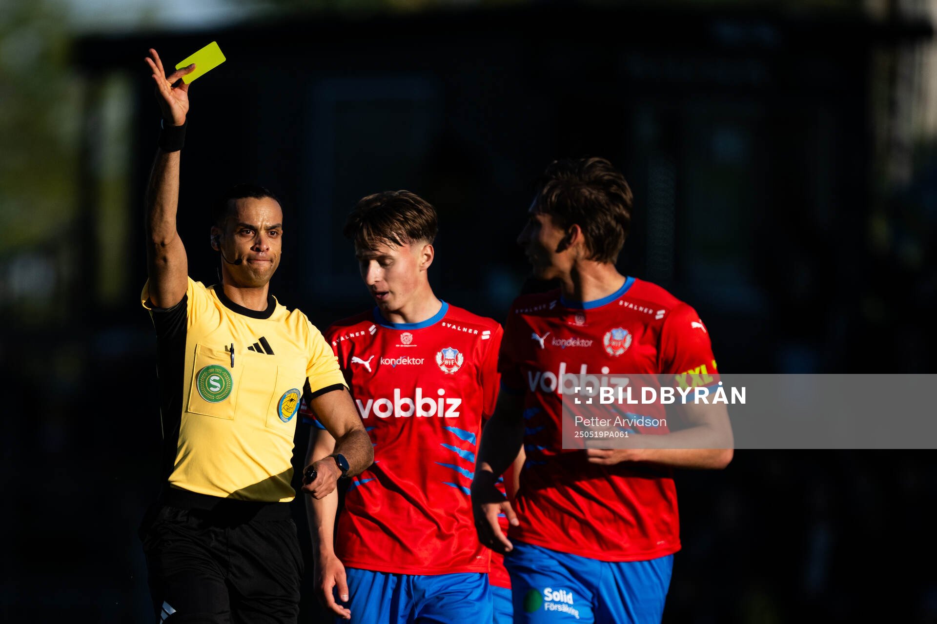 Helsingborgs Wilhelm Nilsson varnas under fotbollsmatchen i Superettan mellan Landskrona och Helsingborg den 19 maj 2025 i Landskrona.
