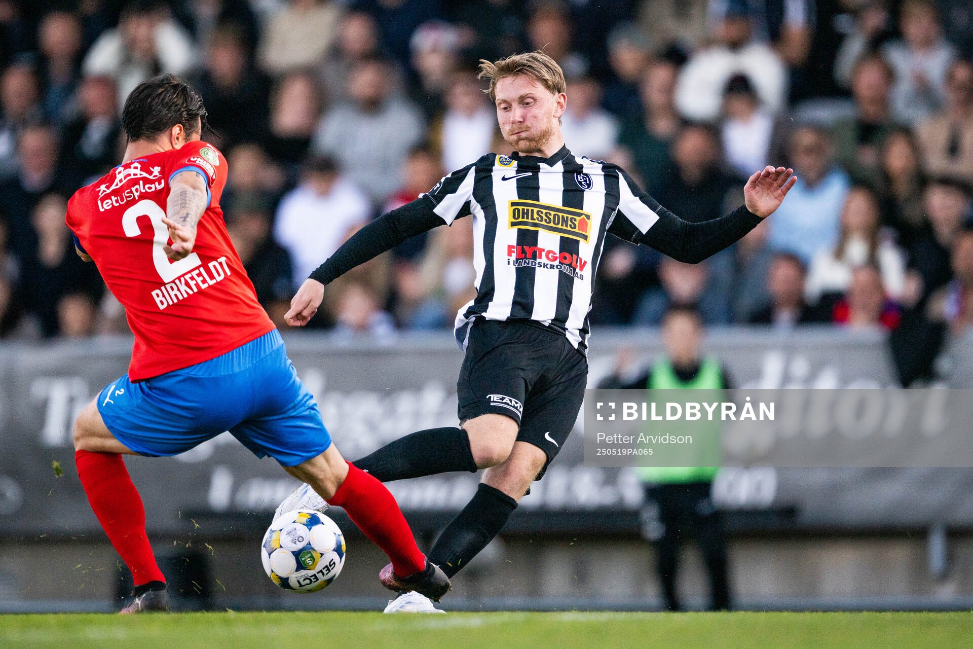 Helsingborgs Jon Birkfeldt och Landskronas Adam Egnell under fotbollsmatchen i Superettan mellan Landskrona och Helsingborg den 19 maj 2025 i Landskrona.