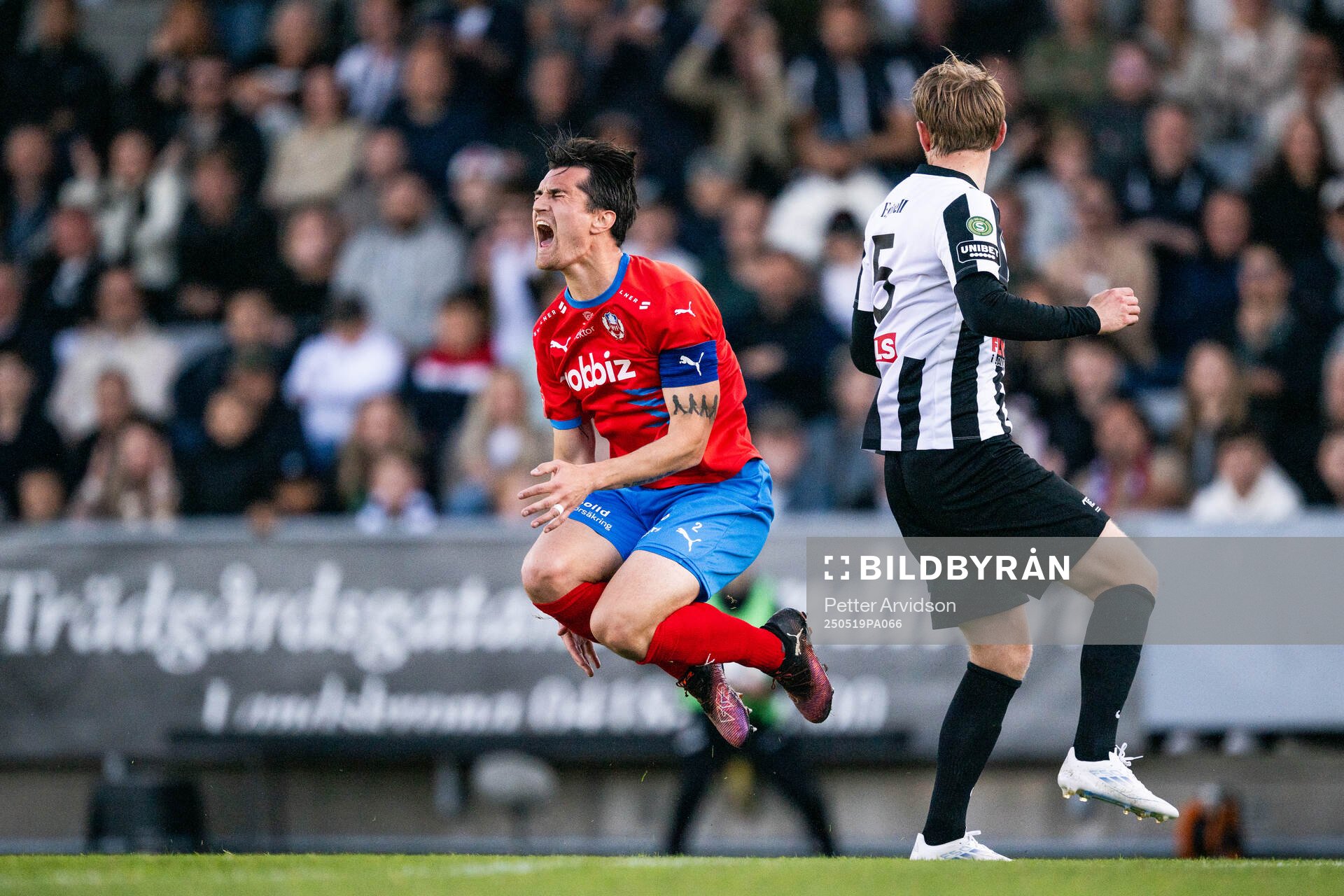 Helsingborgs Jon Birkfeldt och Landskronas Adam Egnell under fotbollsmatchen i Superettan mellan Landskrona och Helsingborg den 19 maj 2025 i Landskrona.