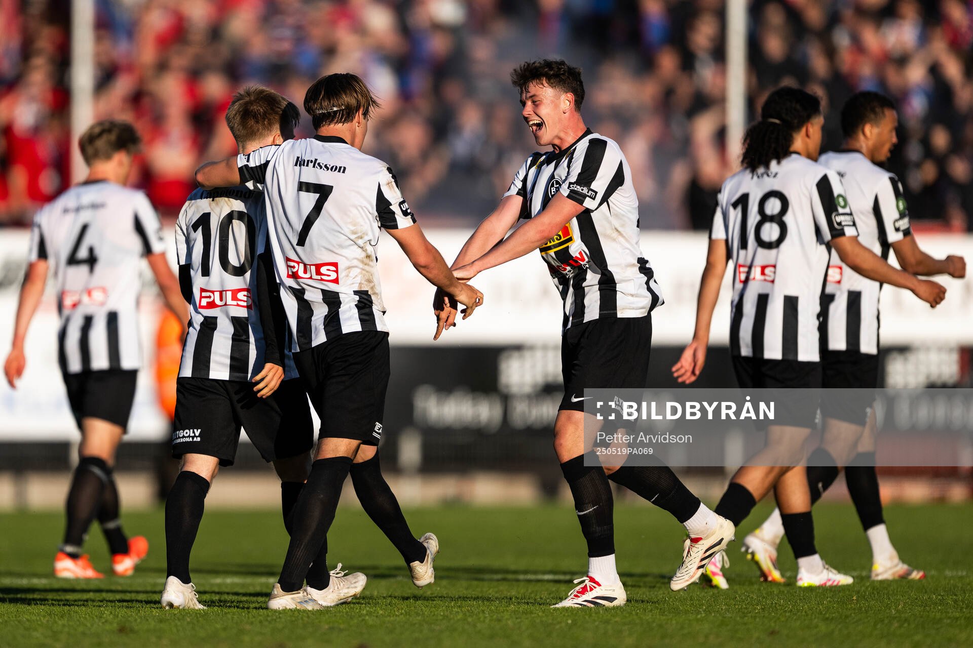 Landskronas Victor Karlsson, Constantino Capotondi och Max Nilsson jublar efter 1-1 under fotbollsmatchen i Superettan mellan Landskrona och Helsingborg den 19 maj 2025 i Landskrona.