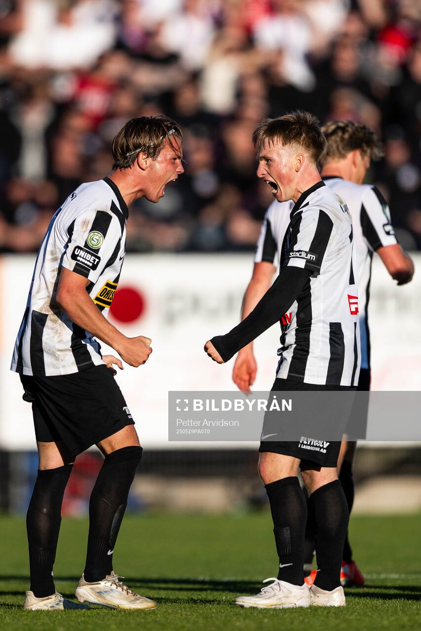 Landskronas Victor Karlsson och Constantino Capotondi jublar efter 1-1 under fotbollsmatchen i Superettan mellan Landskrona och Helsingborg den 19 maj 2025 i Landskrona.