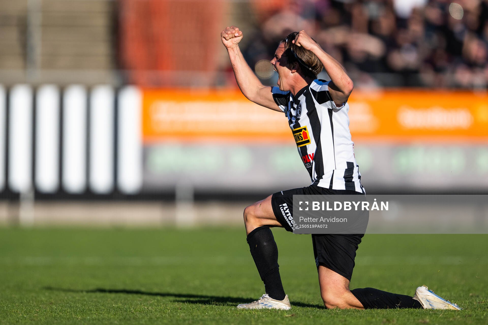 Landskronas Victor Karlsson jublar efter att han gjort 1-1 under fotbollsmatchen i Superettan mellan Landskrona och Helsingborg den 19 maj 2025 i Landskrona.