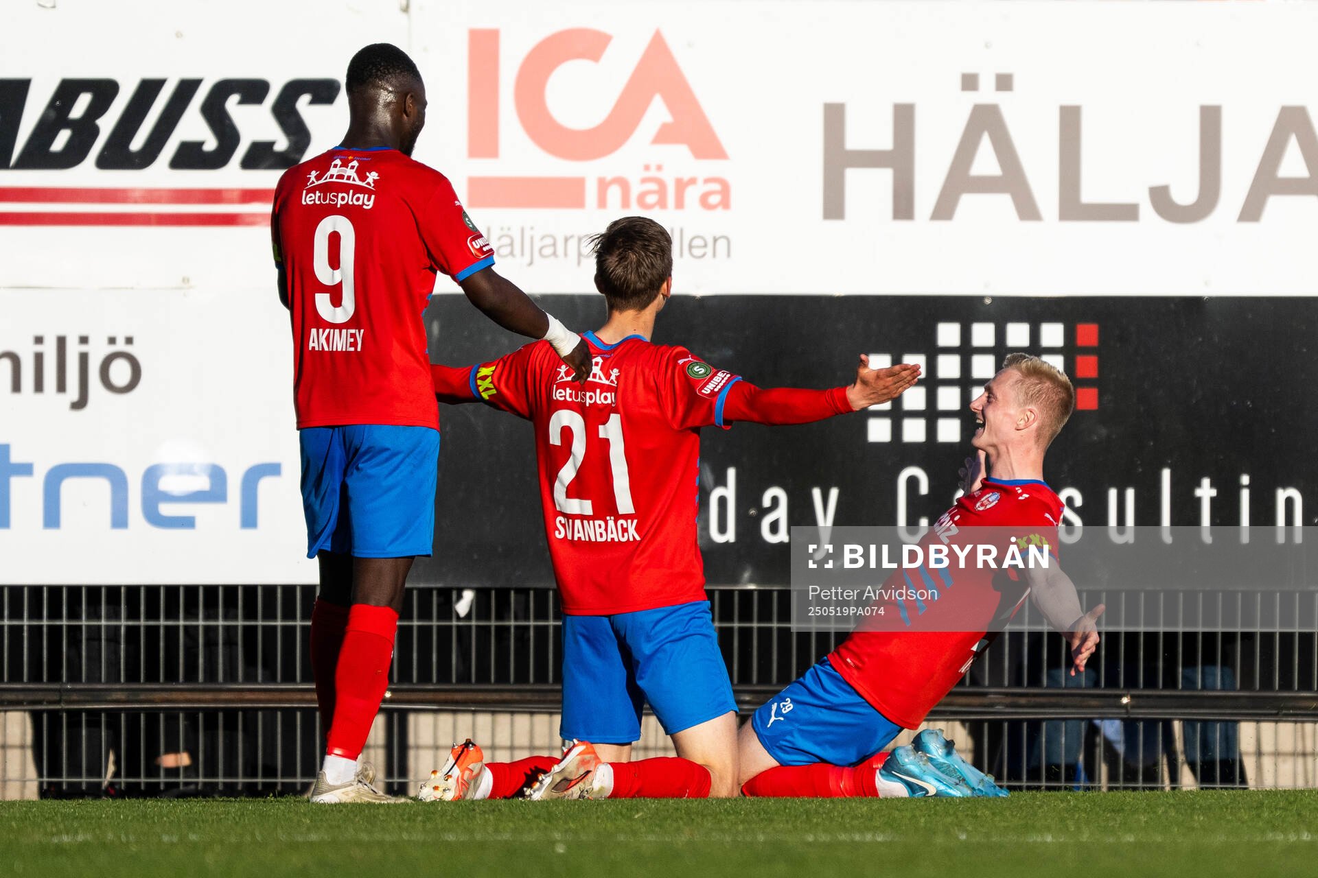 Helsingborgs Adrian Svanbäck och Oscar Aga jublar efter 1-2 under fotbollsmatchen i Superettan mellan Landskrona och Helsingborg den 19 maj 2025 i Landskrona.