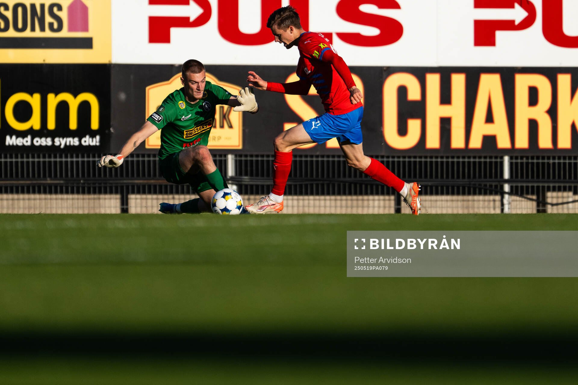 Landskronas Andreas Murbeck och Helsingborgs Adrian Svanbäck vid 1-2-målet under fotbollsmatchen i Superettan mellan Landskrona och Helsingborg den 19 maj 2025 i Landskrona.
