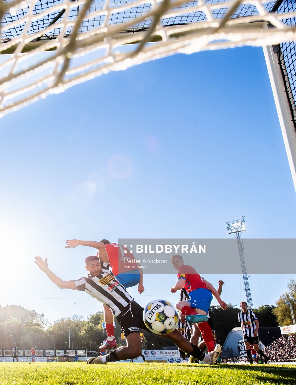 Helsingborgs Oscar Aga gör 0-1 målet förbi Landskronas Rassa Rahmani under fotbollsmatchen i Superettan mellan Landskrona och Helsingborg den 19 maj 2025 i Landskrona.