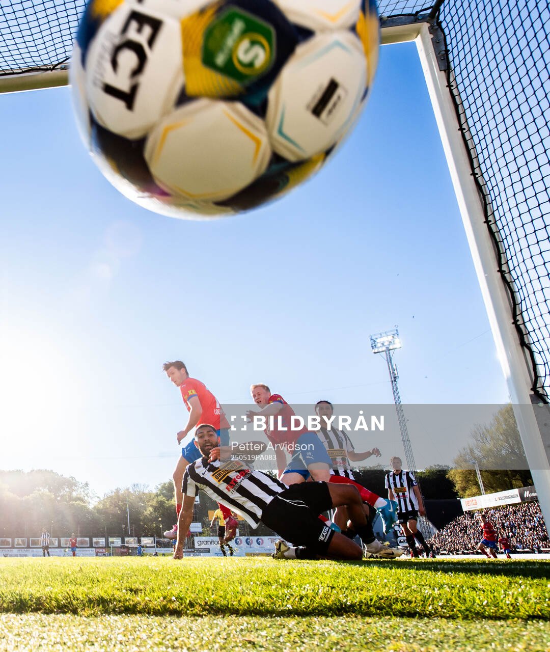 Helsingborgs Oscar Aga gör 0-1 målet förbi Landskronas Rassa Rahmani under fotbollsmatchen i Superettan mellan Landskrona och Helsingborg den 19 maj 2025 i Landskrona.