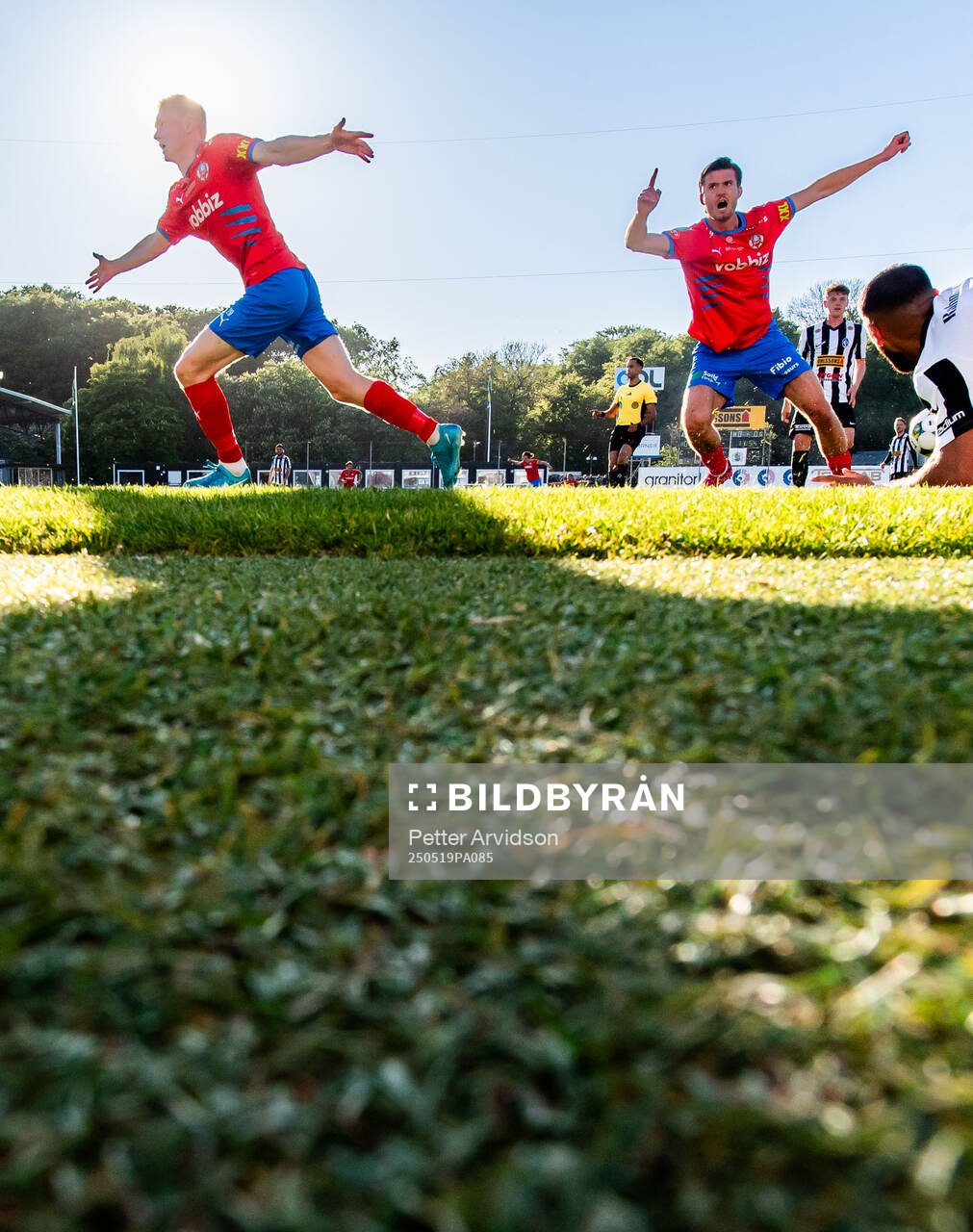 Helsingborgs Oscar Aga och Wilhelm Loeper jublar efter 0-1 målet under fotbollsmatchen i Superettan mellan Landskrona och Helsingborg den 19 maj 2025 i Landskrona.