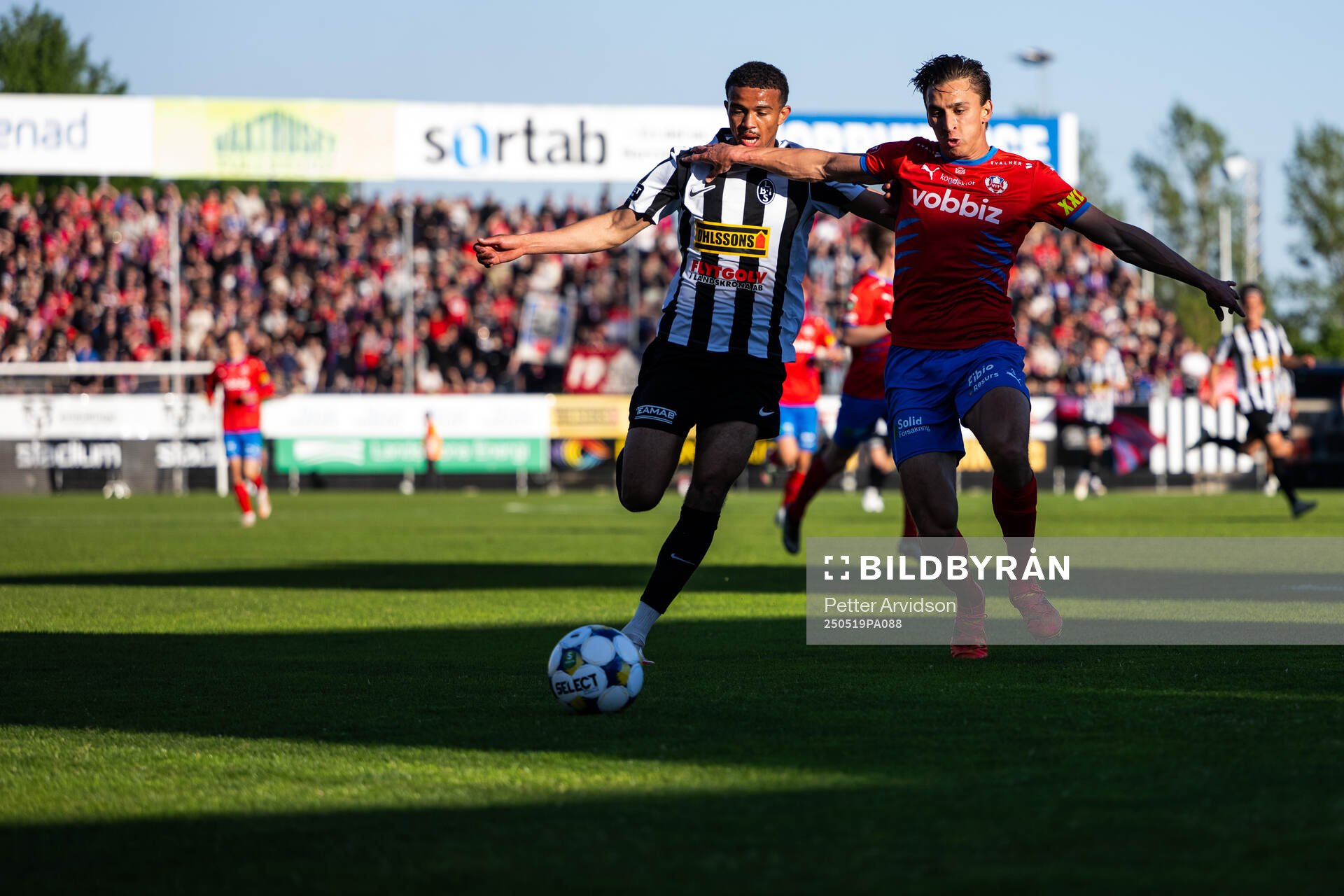Landskronas Cameron Streete och Helsingborgs Wilhelm Nilsson under fotbollsmatchen i Superettan mellan Landskrona och Helsingborg den 19 maj 2025 i Landskrona.