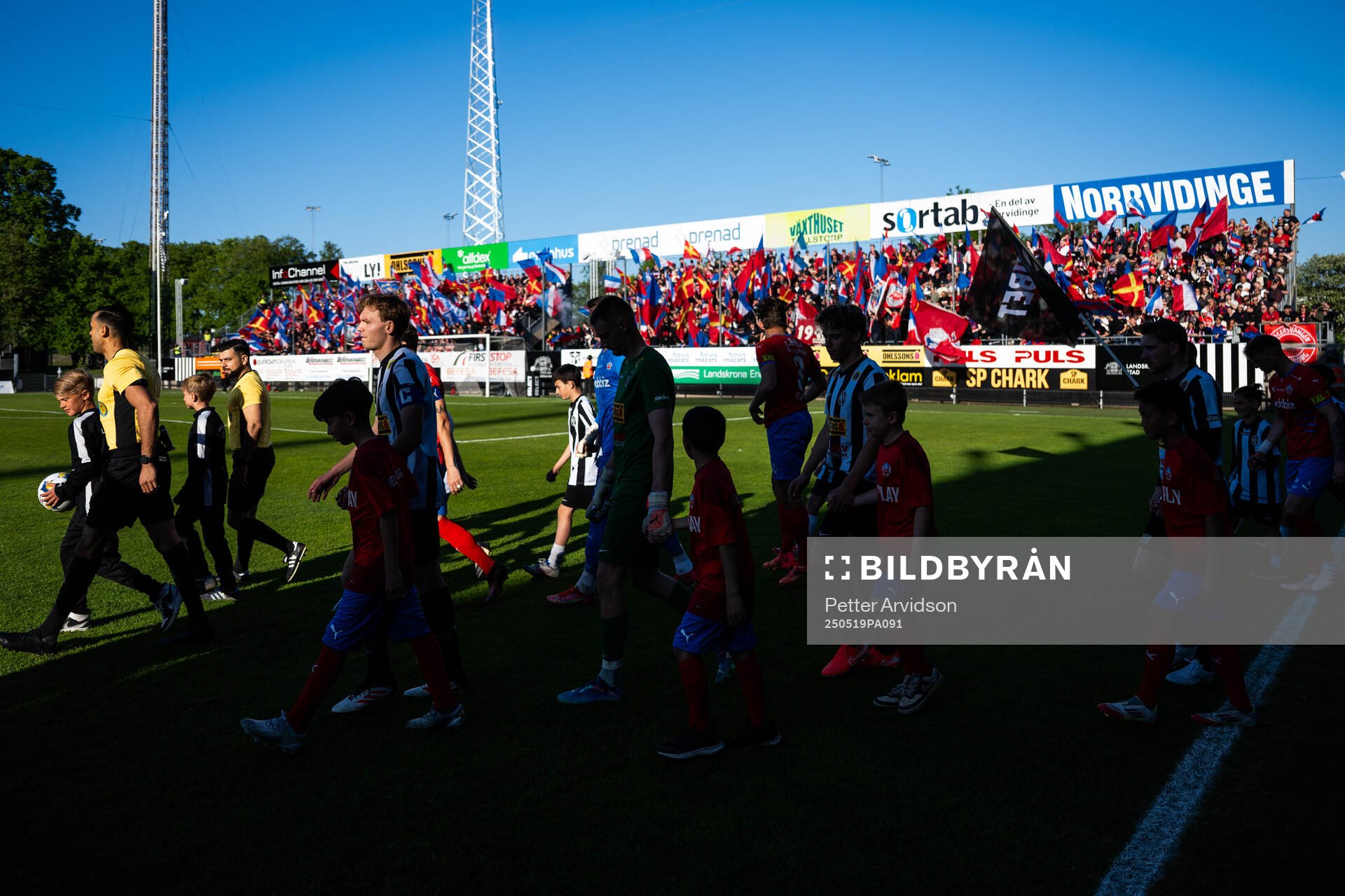 Helsingborgs och Landskronas spelare inför fotbollsmatchen i Superettan mellan Landskrona och Helsingborg den 19 maj 2025 i Landskrona.