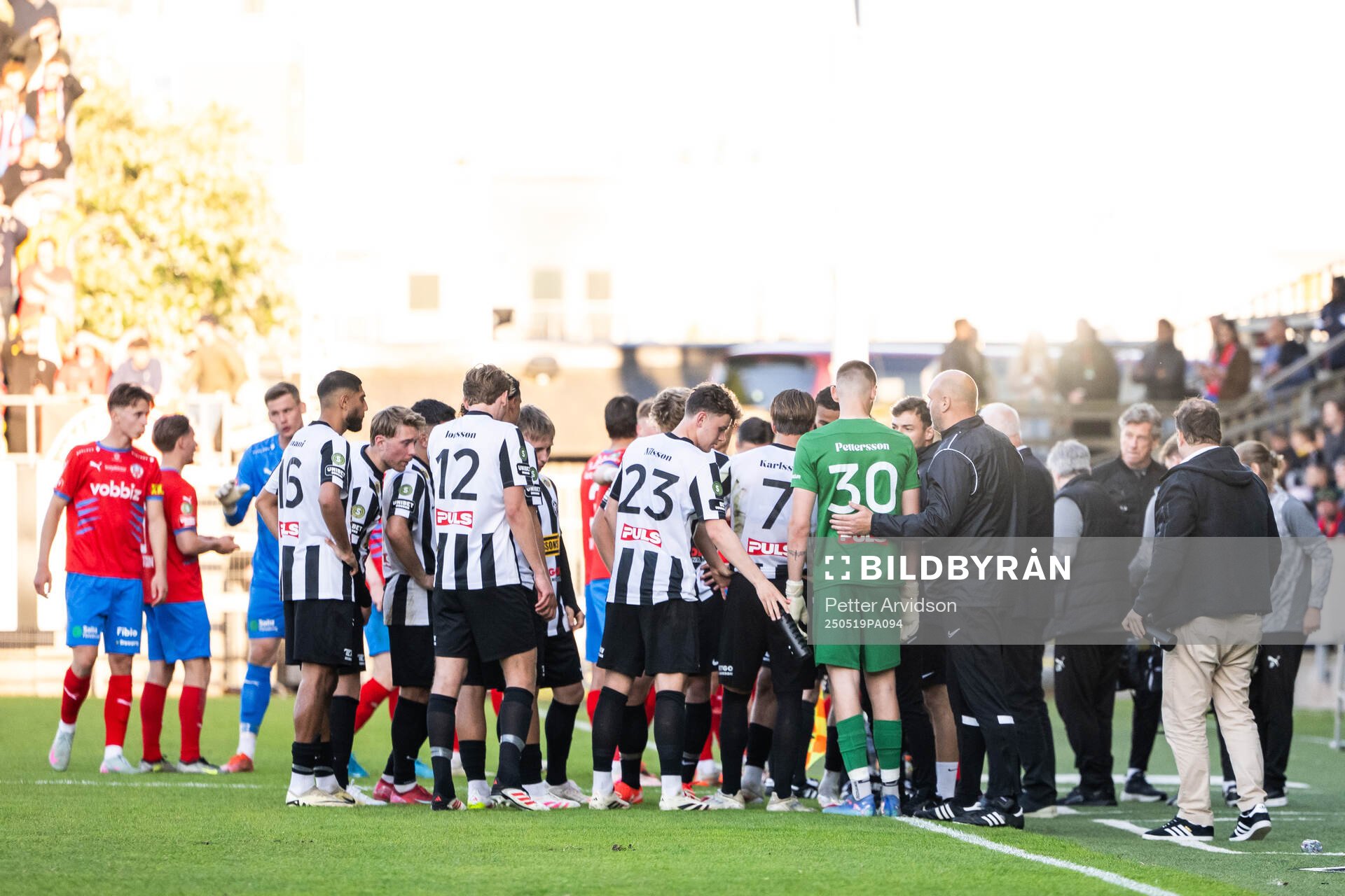 Helsingborgs och Landskronas spelare samlas under ett spelavbrott under fotbollsmatchen i Superettan mellan Landskrona och Helsingborg den 19 maj 2025 i Landskrona.