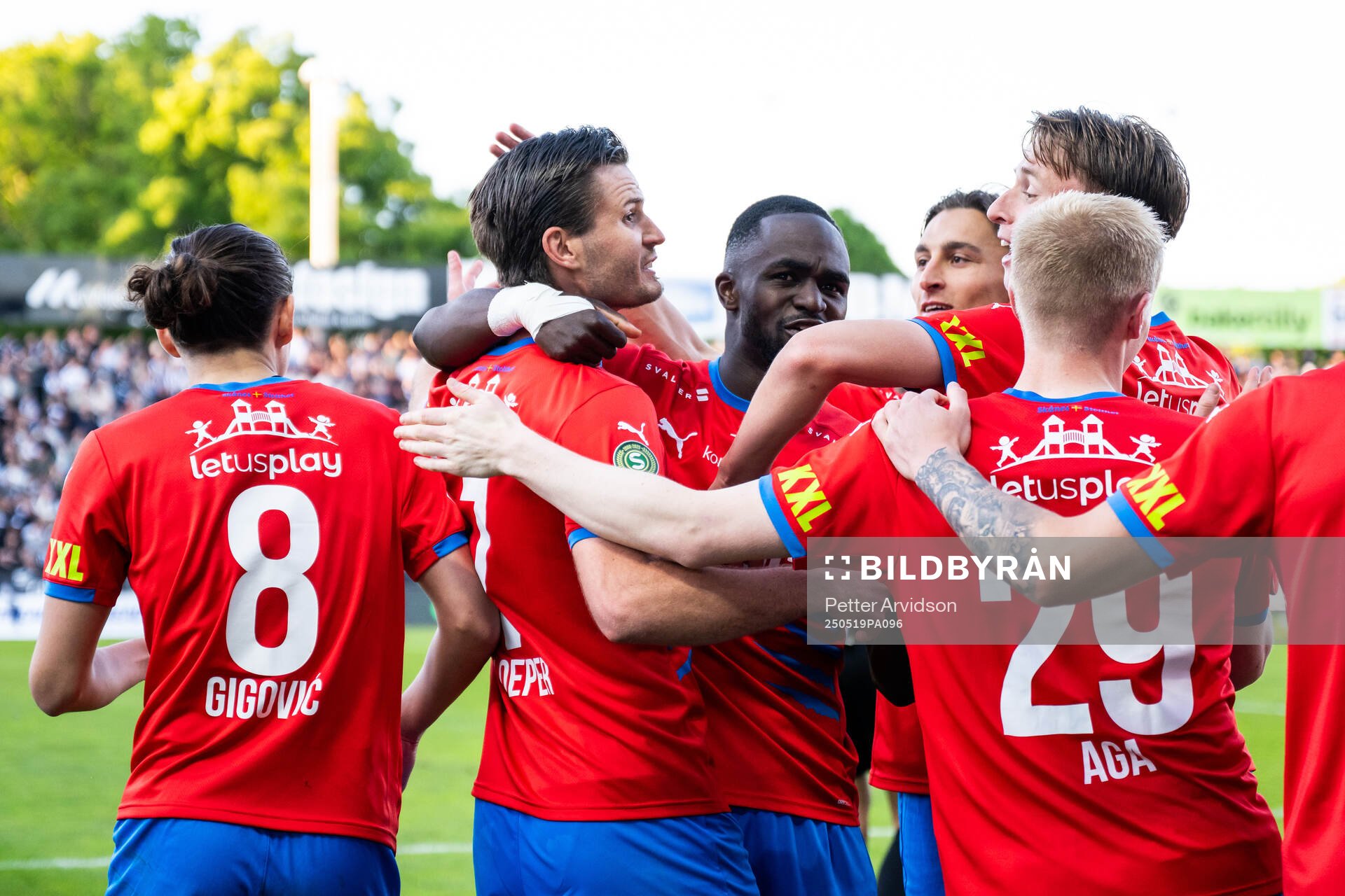 Helsingborgs Wilhelm Loeper jublar medlagkamrater efter att han gjort 1-3 under fotbollsmatchen i Superettan mellan Landskrona och Helsingborg den 19 maj 2025 i Landskrona.