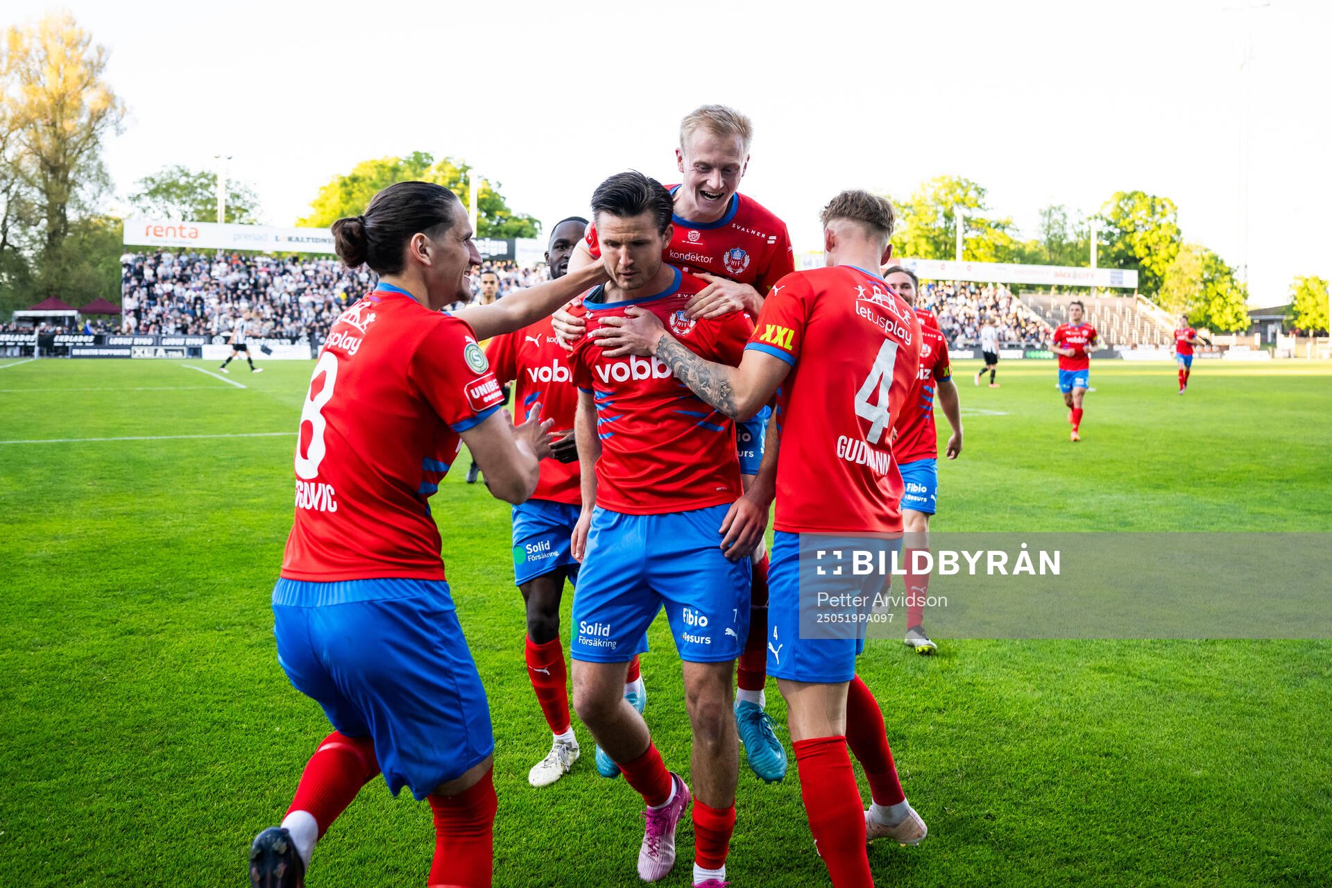 Helsingborgs Wilhelm Loeper jublar med Ervin Gigovic, Oscar Aga och Marcus Gudmann efter att han gjort 1-3 under fotbollsmatchen i Superettan mellan Landskrona och Helsingborg den 19 maj 2025 i Landskrona.