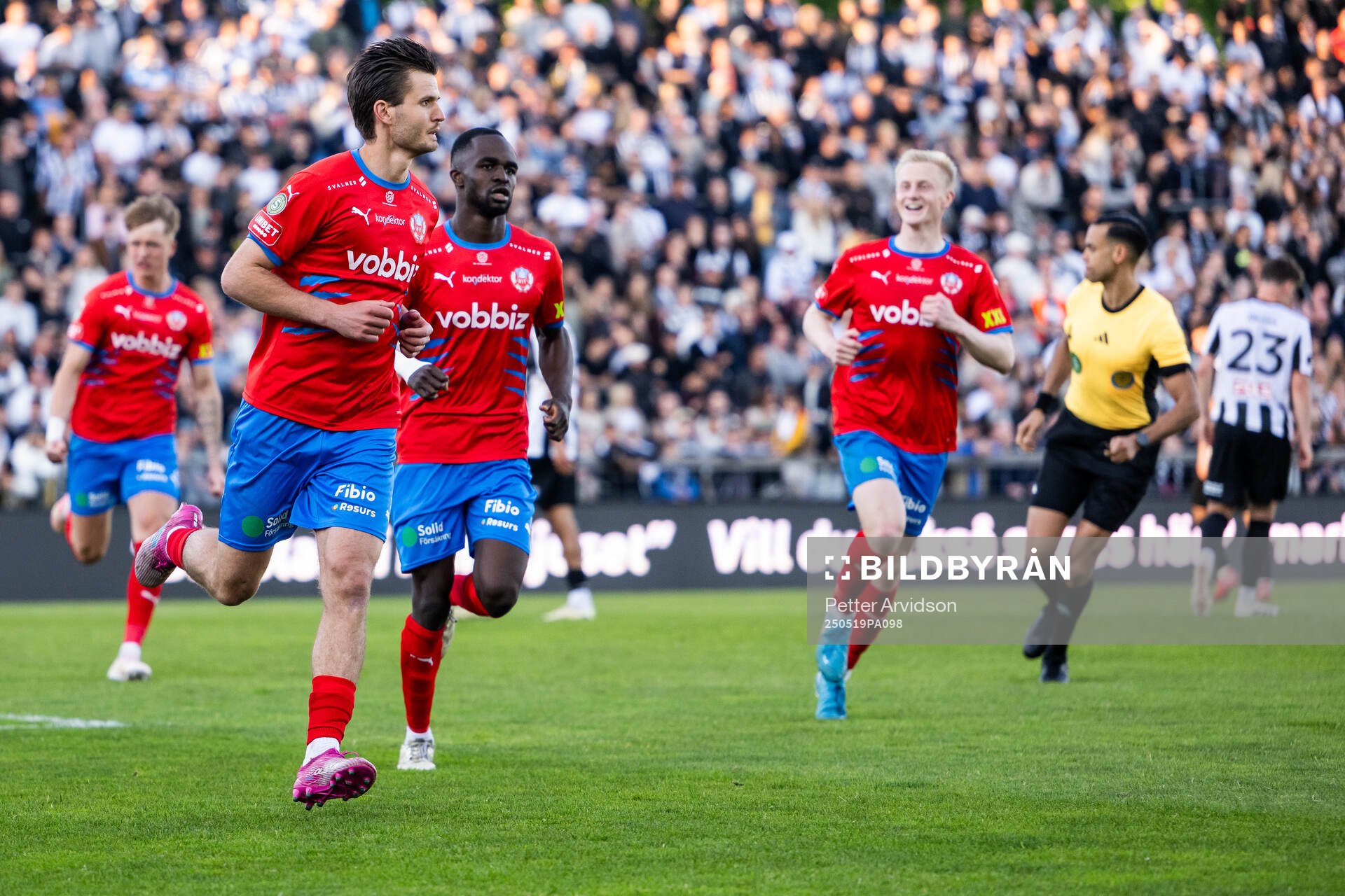 Helsingborgs Wilhelm Loeper jublar efter att gjort 1-3 under fotbollsmatchen i Superettan mellan Landskrona och Helsingborg den 19 maj 2025 i Landskrona.