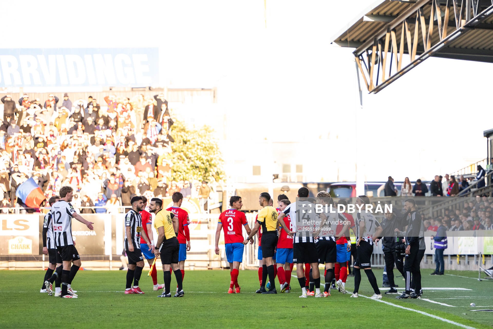 Helsingborgs och Landskronas spelare under ett spelavbrott under fotbollsmatchen i Superettan mellan Landskrona och Helsingborg den 19 maj 2025 i Landskrona.