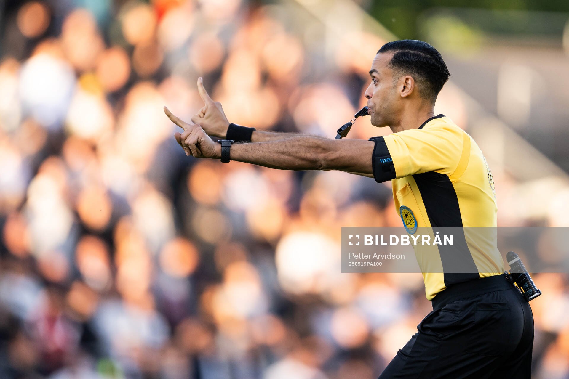 Domare Farouk Nehdi under fotbollsmatchen i Superettan mellan Landskrona och Helsingborg den 19 maj 2025 i Landskrona. 