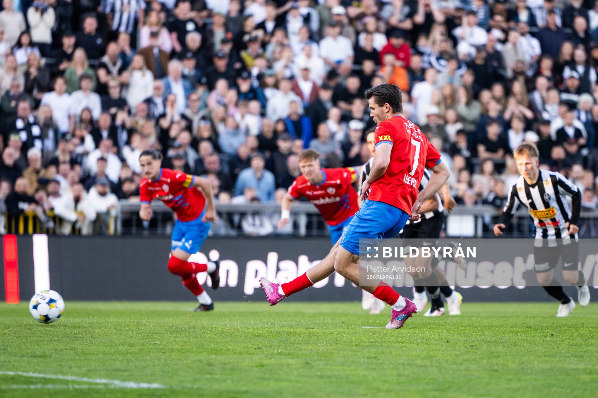 Helsingborgs Wilhelm Loeper gör 1-3 på straff under fotbollsmatchen i Superettan mellan Landskrona och Helsingborg den 19 maj 2025 i Landskrona.