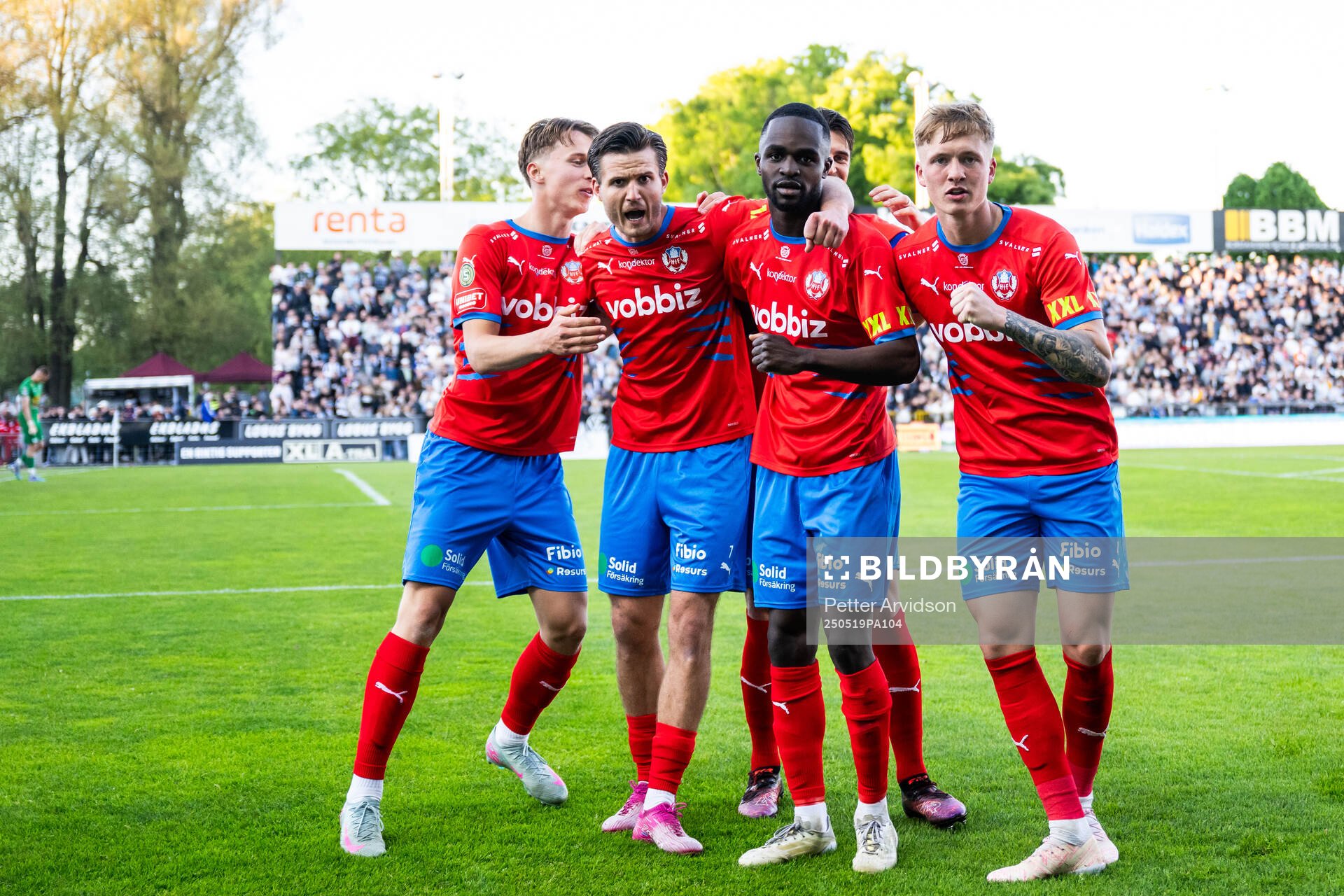 Helsingborgs Wilhelm Loeper jublar med Adrian Svanbäck, Adam Akimey och Marcus Gudmann efter att han gjort 1-3 under fotbollsmatchen i Superettan mellan Landskrona och Helsingborg den 19 maj 2025 i Landskrona.