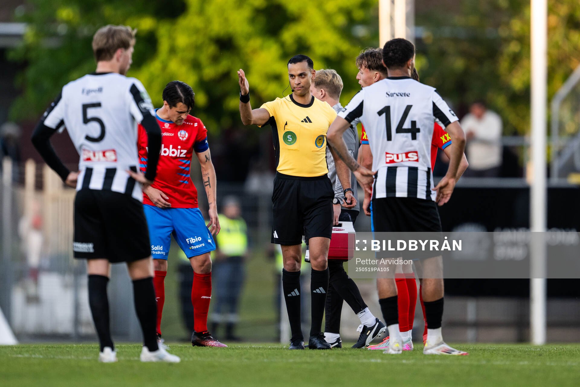 Domare Farouk Nehdi under fotbollsmatchen i Superettan mellan Landskrona och Helsingborg den 19 maj 2025 i Landskrona. 