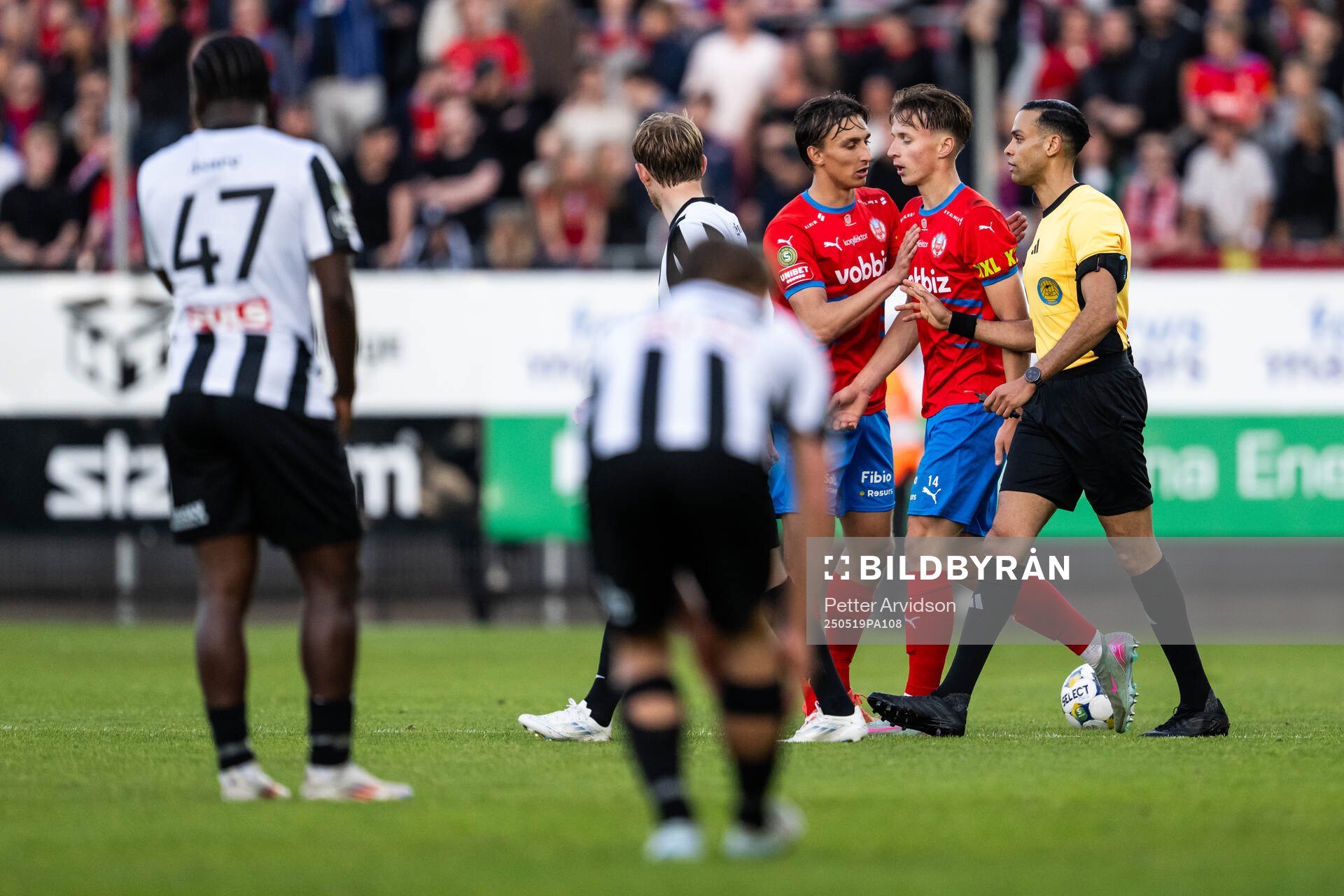 Helsingborgs Wilhelm Nilsson och Lukas Kjellnäs pratar med domare Farouk Nehdi under fotbollsmatchen i Superettan mellan Landskrona och Helsingborg den 19 maj 2025 i Landskrona.