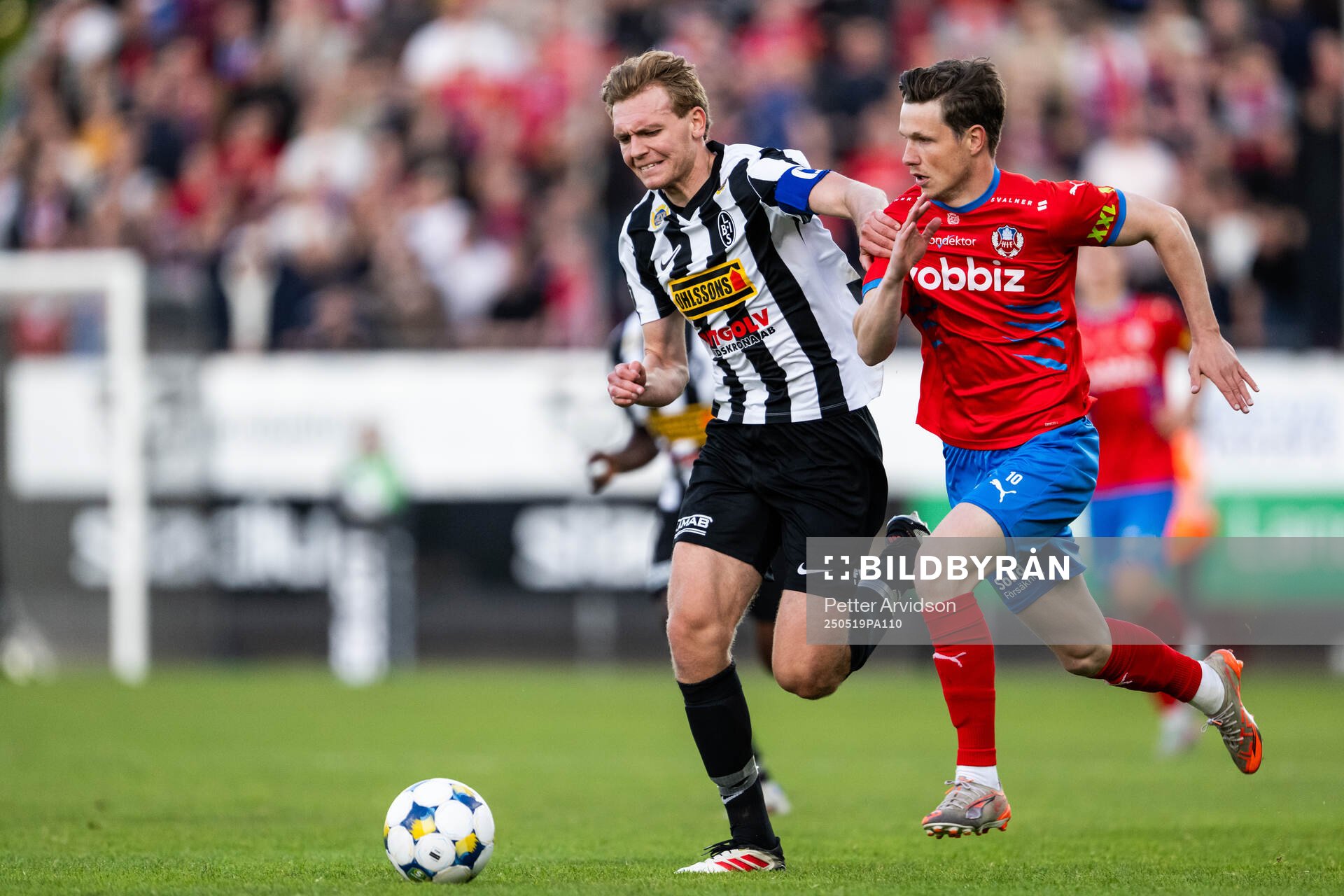 Landskronas Melker Jonsson och Helsingborgs Max Svensson under fotbollsmatchen i Superettan mellan Landskrona och Helsingborg den 19 maj 2025 i Landskrona.