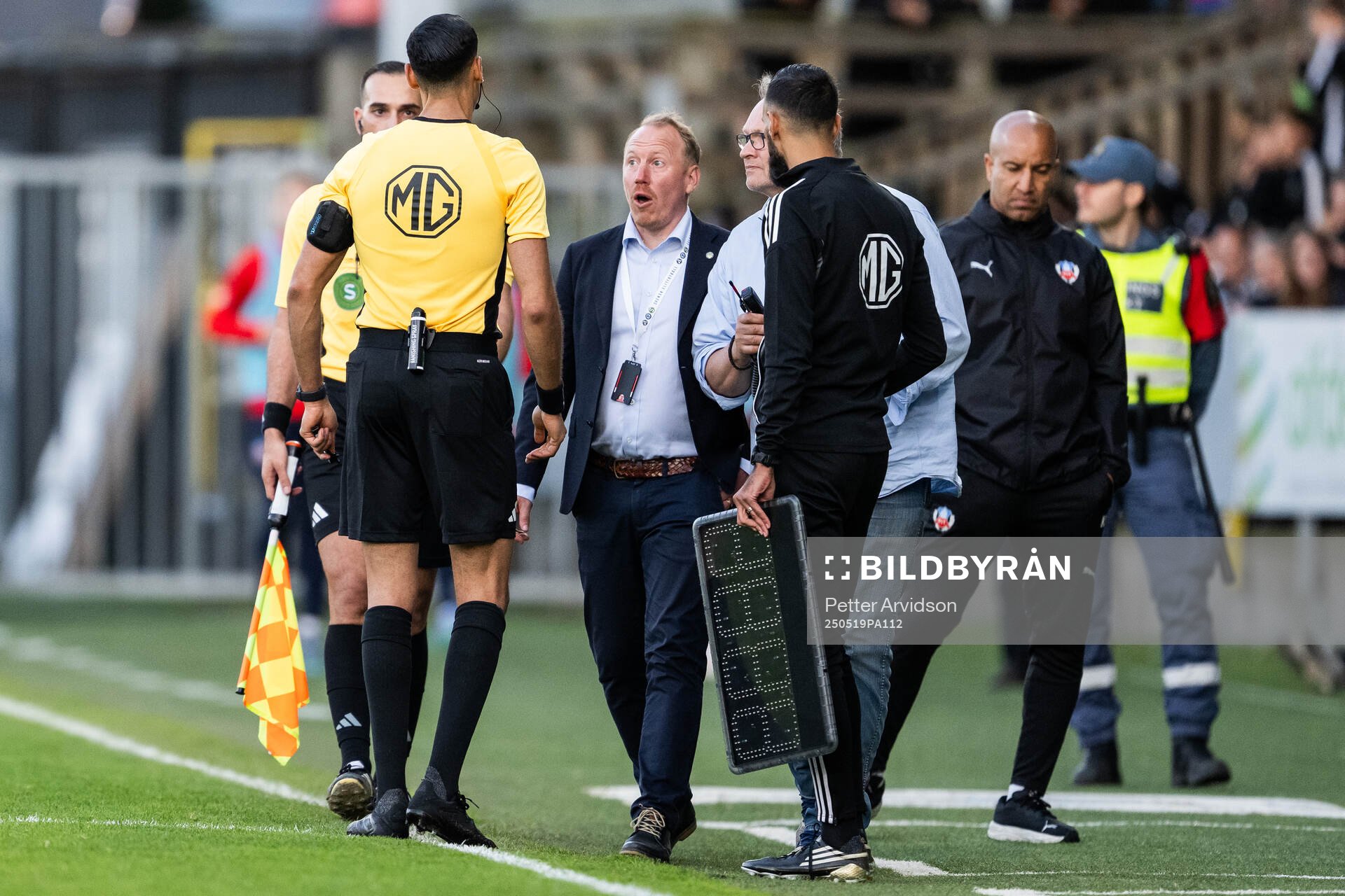 Domare Farouk Nehdi diskuterar med matchdelegaten under fotbollsmatchen i Superettan mellan Landskrona och Helsingborg den 19 maj 2025 i Landskrona.