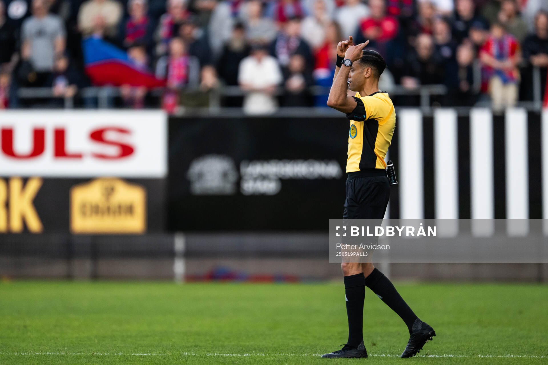 Domare Farouk Nehdi tecknar för spelarna att lämna planen under fotbollsmatchen i Superettan mellan Landskrona och Helsingborg den 19 maj 2025 i Landskrona.