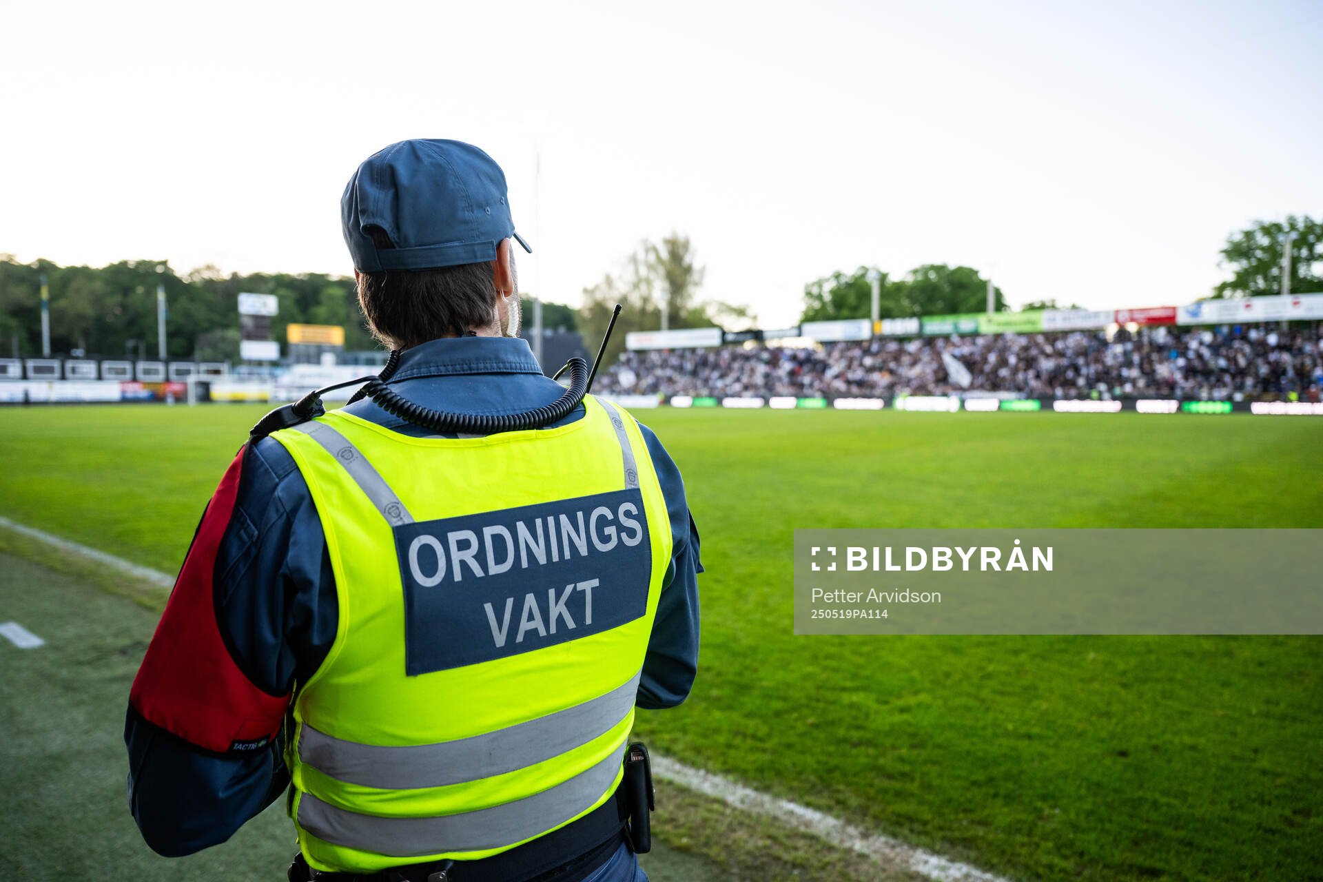 En ordningsvakt vid då matchen pausats