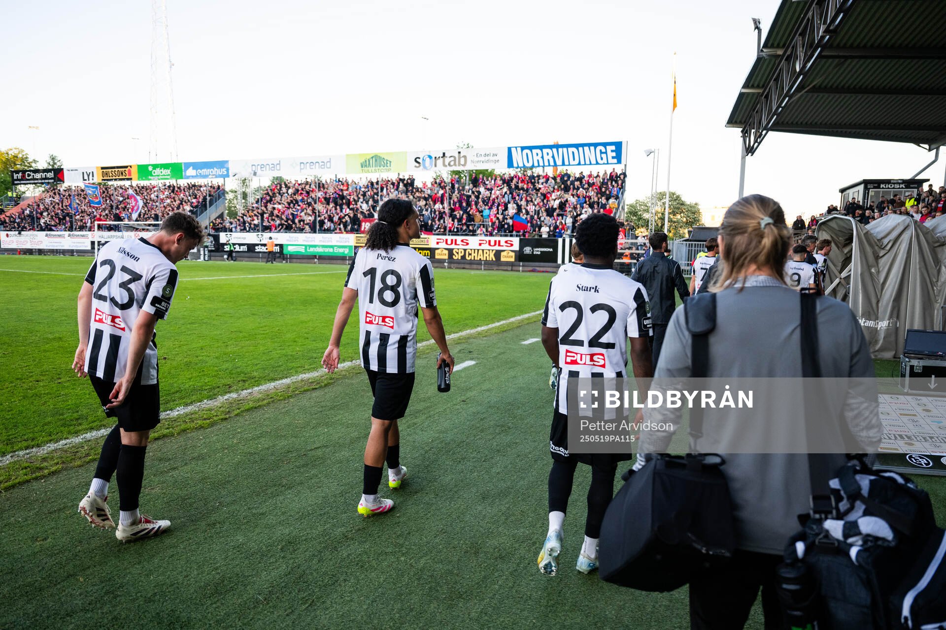 Landskronas Max Nilsson, André Alvarez Perez och Christian Stark lämnar plan då matchen pausats under fotbollsmatchen i Superettan mellan Landskrona och Helsingborg den 19 maj 2025 i Landskrona.