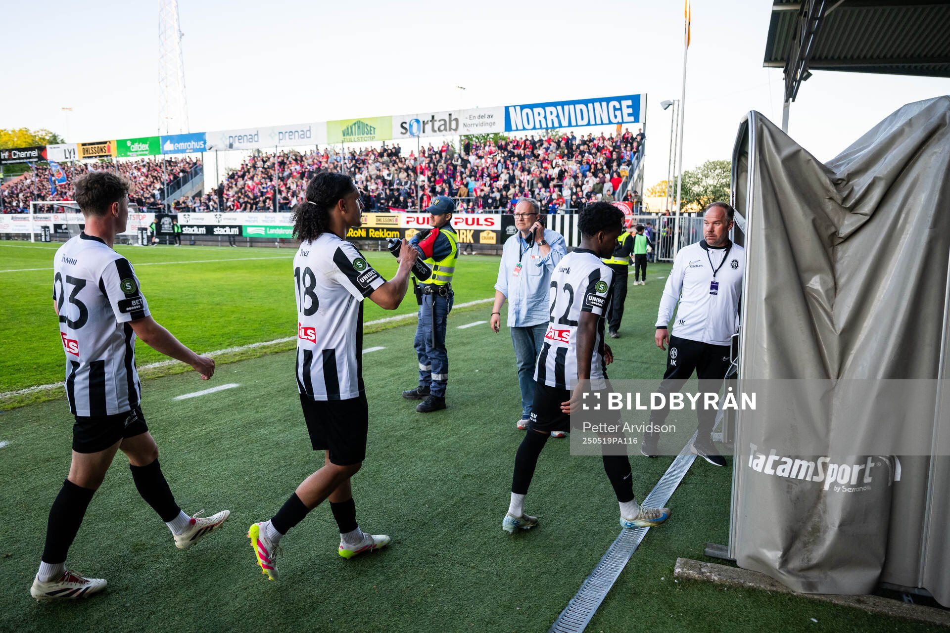 Landskronas Max Nilsson, André Alvarez Perez och Christian Stark lämnar plan då matchen pausats under fotbollsmatchen i Superettan mellan Landskrona och Helsingborg den 19 maj 2025 i Landskrona.