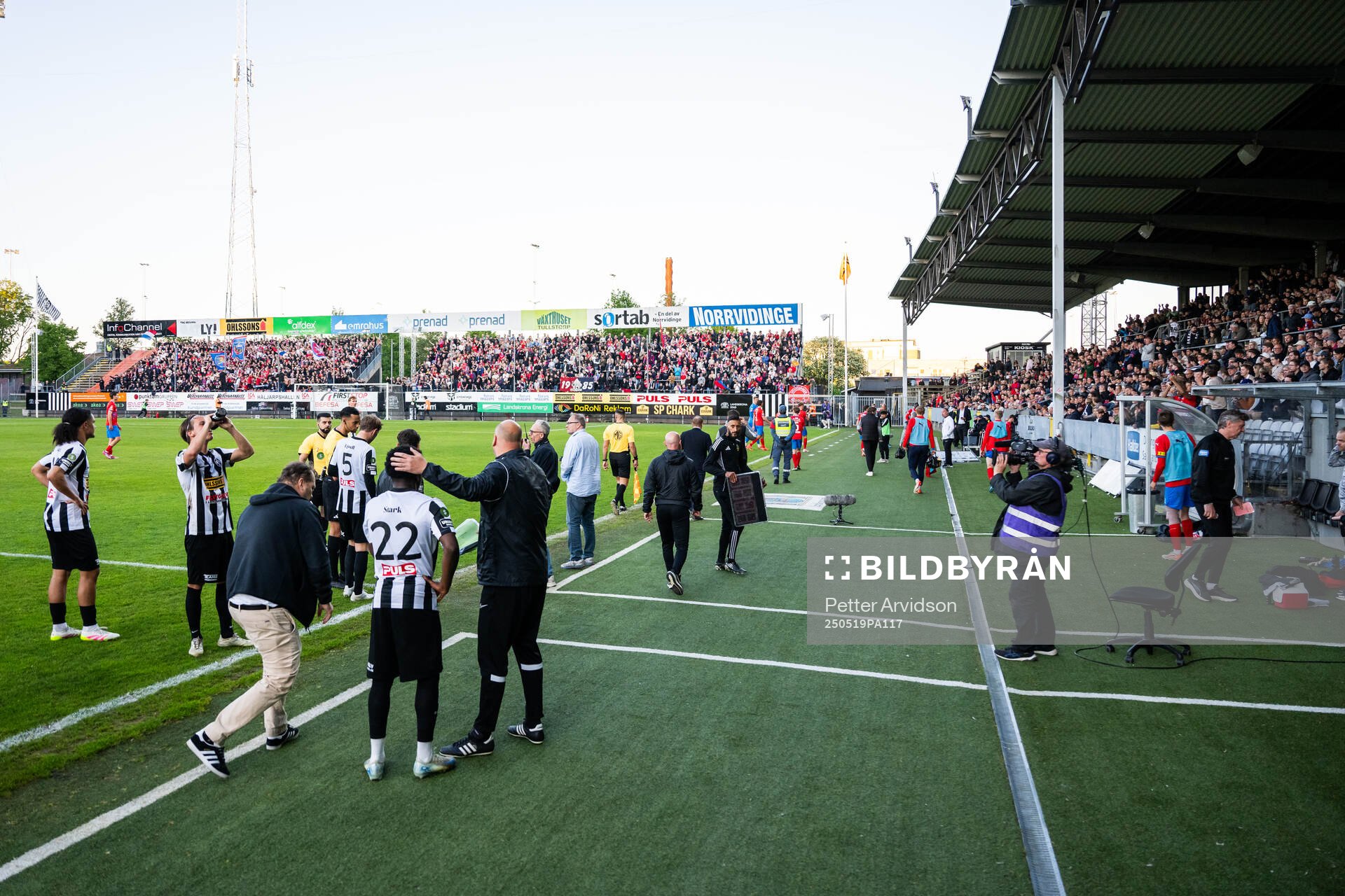 Landskronas spelare lämnar plan då matchen pausats under fotbollsmatchen i Superettan mellan Landskrona och Helsingborg den 19 maj 2025 i Landskrona.